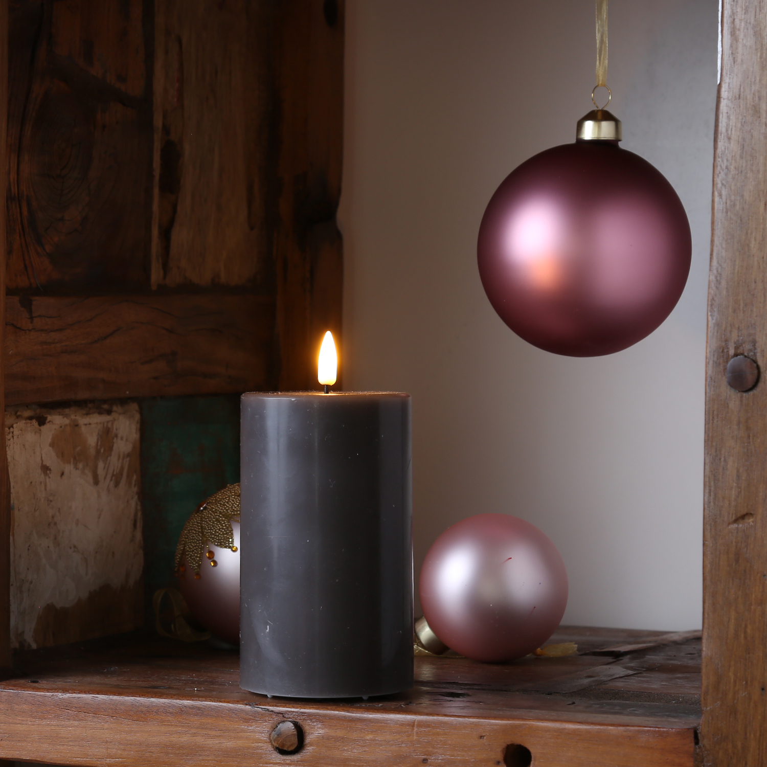 LED Stumpenkerze MIA - Echtwachs - realistische 3D Flamme - H: 12,5cm - Batterie - mokkafarben LED Stumpenkerze MIA - Echtwachs - realistische 3D Flamme - H: 12,5cm - Batterie - mokkafarben