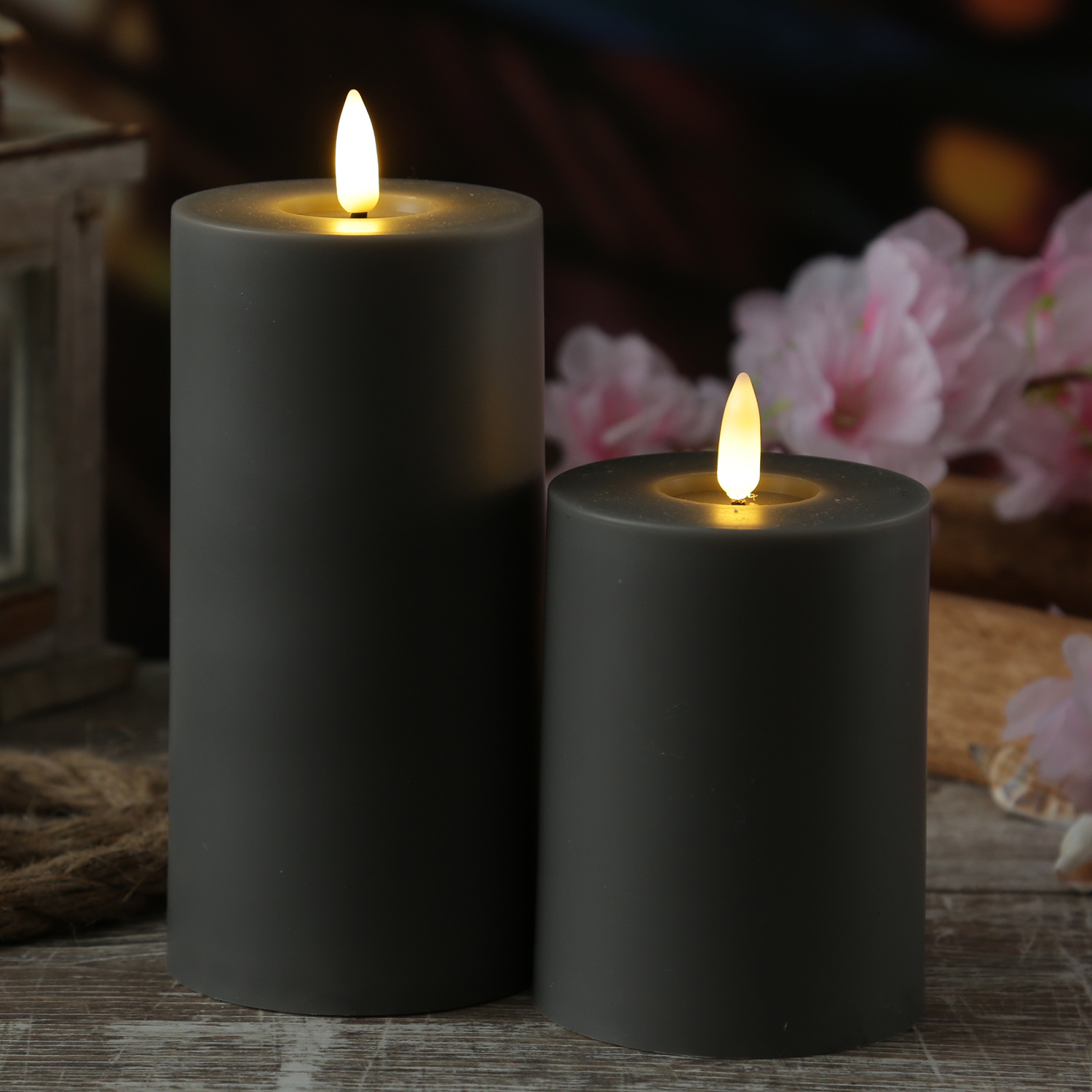 LED Stumpenkerze - Kunststoff - 3D Flamme - H: 10cm - D: 7,5cm - Timer - für Innen/Außen - grau