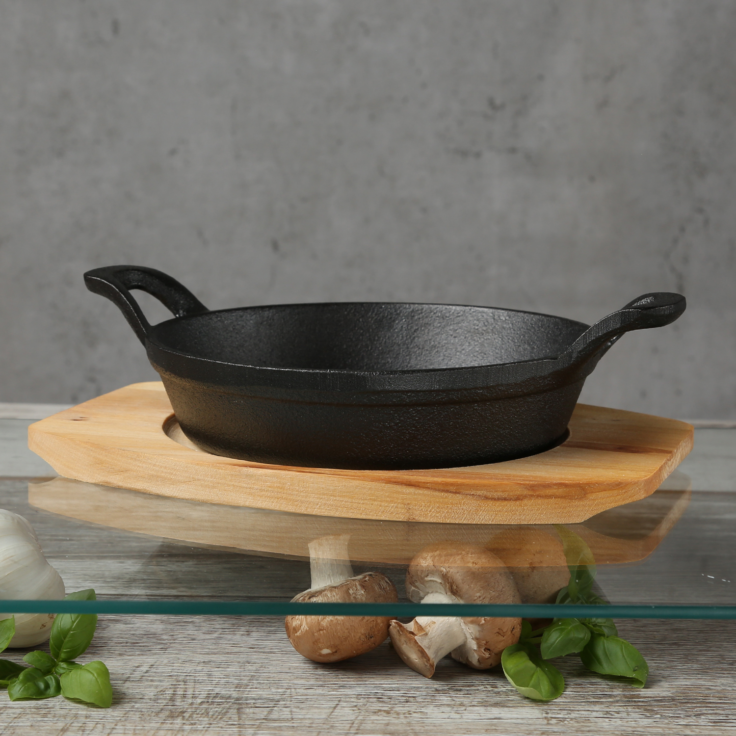 Gusspfanne mit 2 Griffen u. Holzuntersetzer - Gusseisen - D: 18cm - Servierpfanne - rund