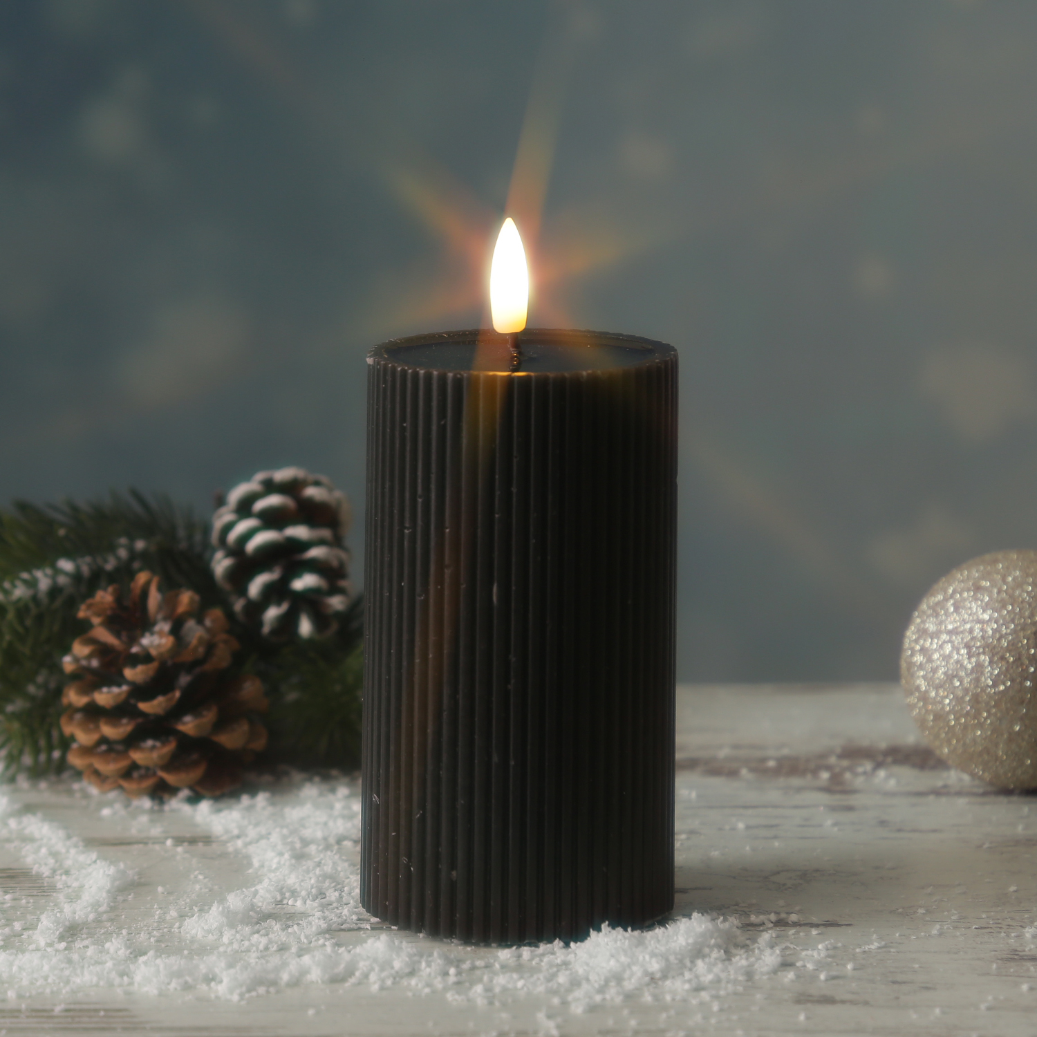 LED Kerze LIV - gerillt - Echtwachs - warmweiße 3D Flamme - H: 15,5cm - D: 7cm - Timer - schwarz