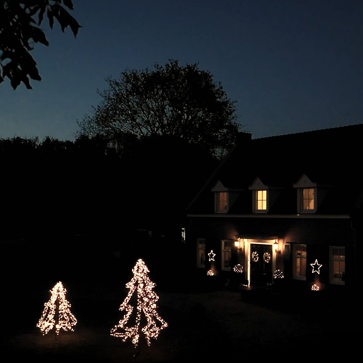 LED Outdoor Weihnachtsbaum - 1800 warmweiße LED - H: 3m - Dimmer - Timer - aufklappbar - schwarz