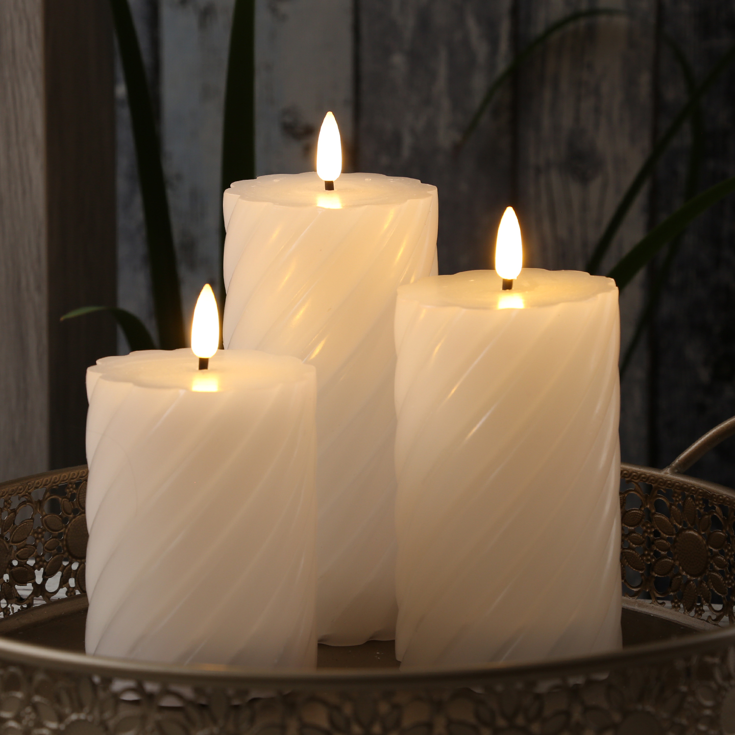 LED Stumpenkerze SWIRL - Echtwachs - warmweiße 3D Flamme - H: 17,5cm - Batterie - Timer - weiß LED Stumpenkerze SWIRL - Echtwachs - warmweiße 3D Flamme - H: 17,5cm - Batterie - Timer - weiß