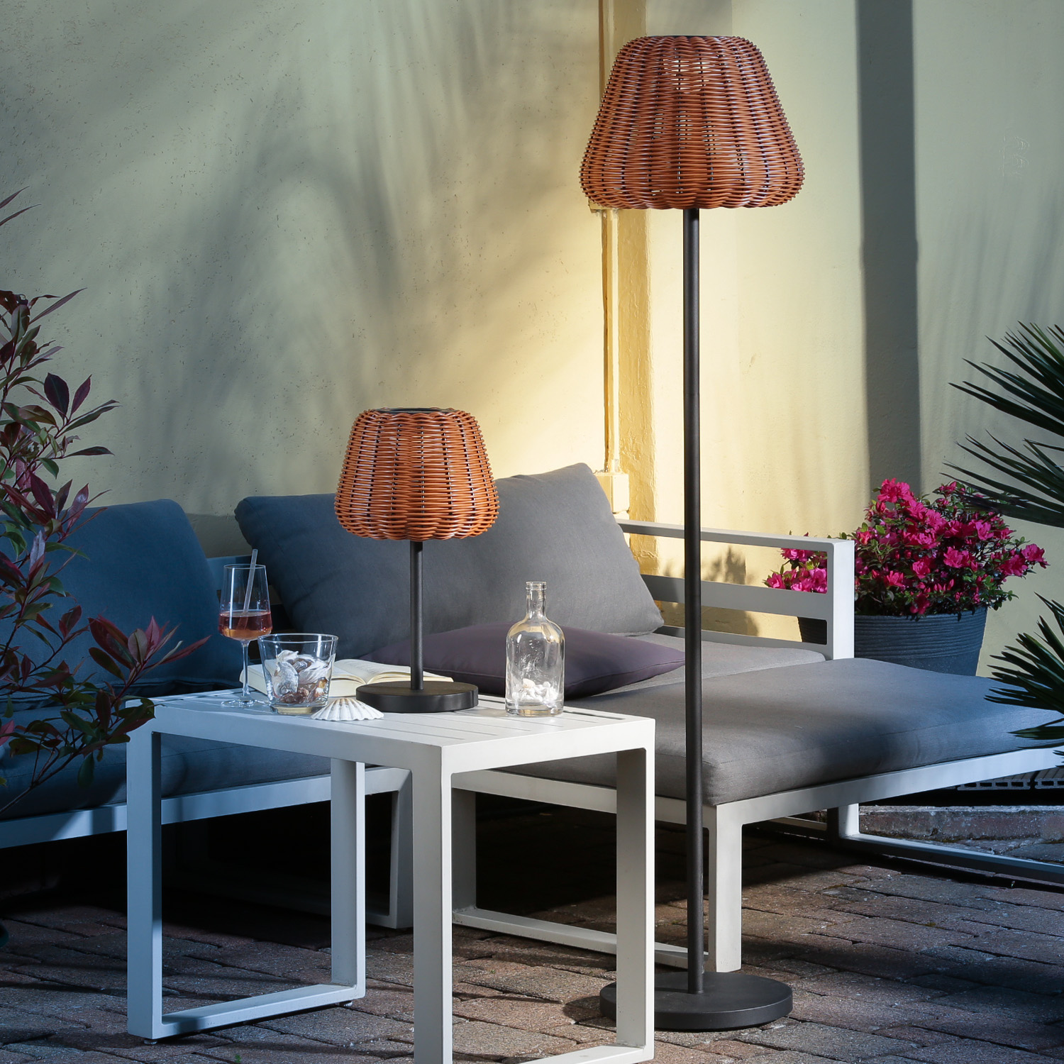 LED Garten Tischleuchte - in Rattanoptik - H: 45cm - dimmbar - aufladbar - mit Fernb. - hell braun