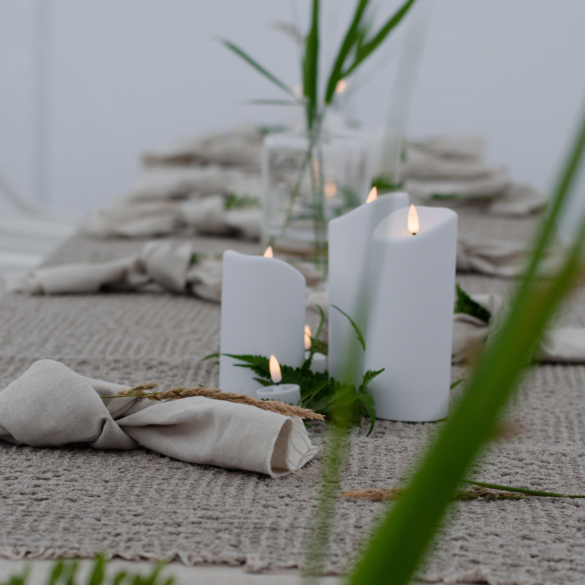 LED Stumpenkerze "Flamme" - Kunststoff - warmweiße 3D Flamme - H: 18cm - Timer - outdoor - weiß LED Stumpenkerze "Flamme" - Kunststoff - warmweiße 3D Flamme - H: 18cm - Timer - outdoor - weiß