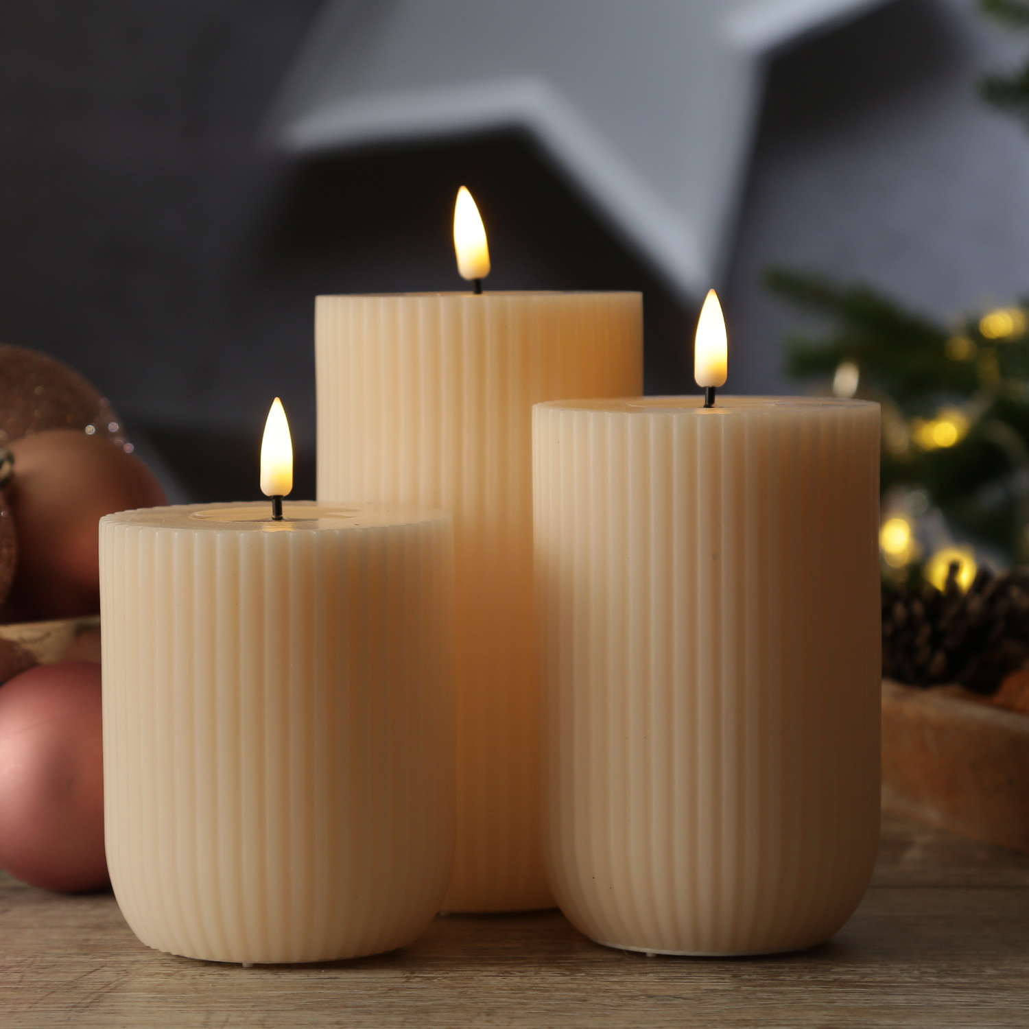 LED Stumpenkerze MIA - gerillt - Echtwachs - 3D Flamme - H: 12,5cm - D: 8cm - creme LED Stumpenkerze MIA - gerillt - Echtwachs - 3D Flamme - H: 12,5cm - D: 8cm - creme