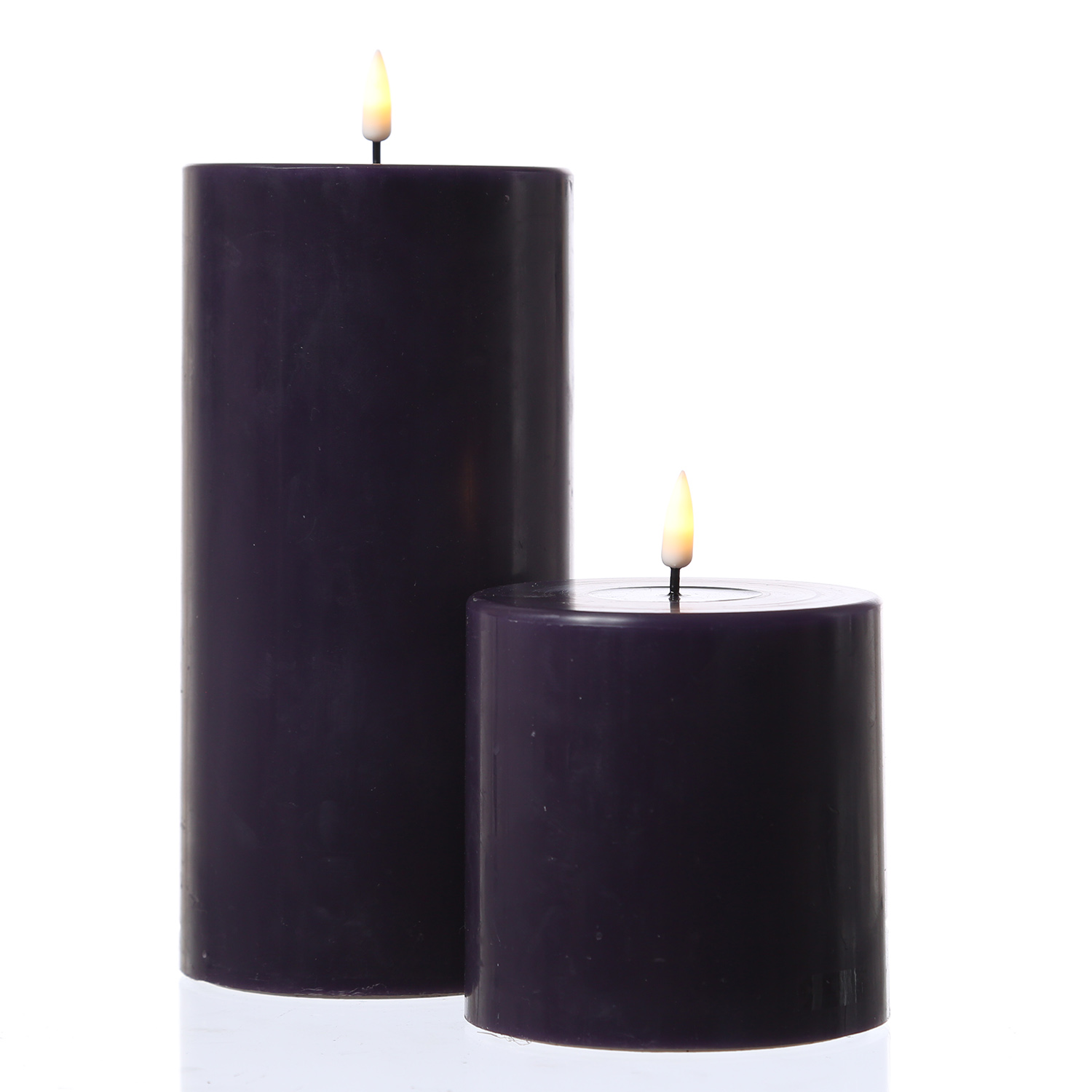 LED Stumpenkerze MIA - Echtwachs - realistische 3D Flamme - H: 10cm - D: 10cm - dunkellila LED Stumpenkerze MIA - Echtwachs - realistische 3D Flamme - H: 10cm - D: 10cm - dunkellila