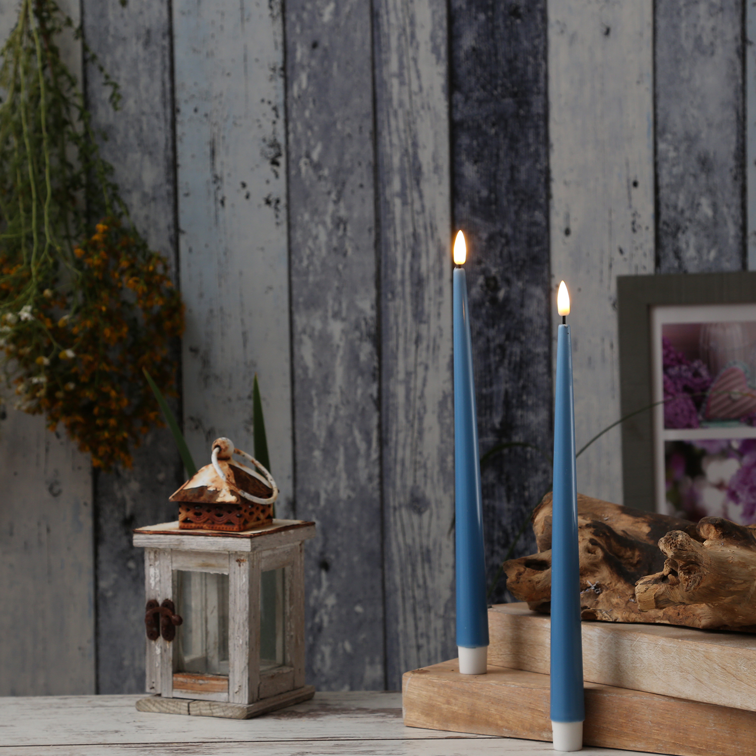 LED Stabkerzen ELLA - Echtwachs - realistische 3D Flamme - H: 28cm - eisblau - 2 Stück LED Stabkerzen ELLA - Echtwachs - realistische 3D Flamme - H: 28cm - eisblau - 2 Stück