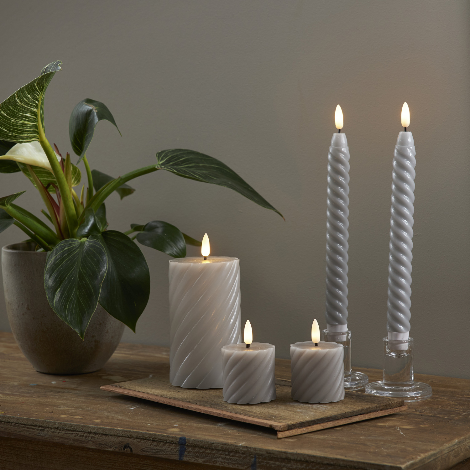 LED Stumpenkerze SWIRL - Echtwachs - warmweiße 3D Flamme - H:15cm - Batterie - Timer - grau LED Stumpenkerze SWIRL - Echtwachs - warmweiße 3D Flamme - H:15cm - Batterie - Timer - grau