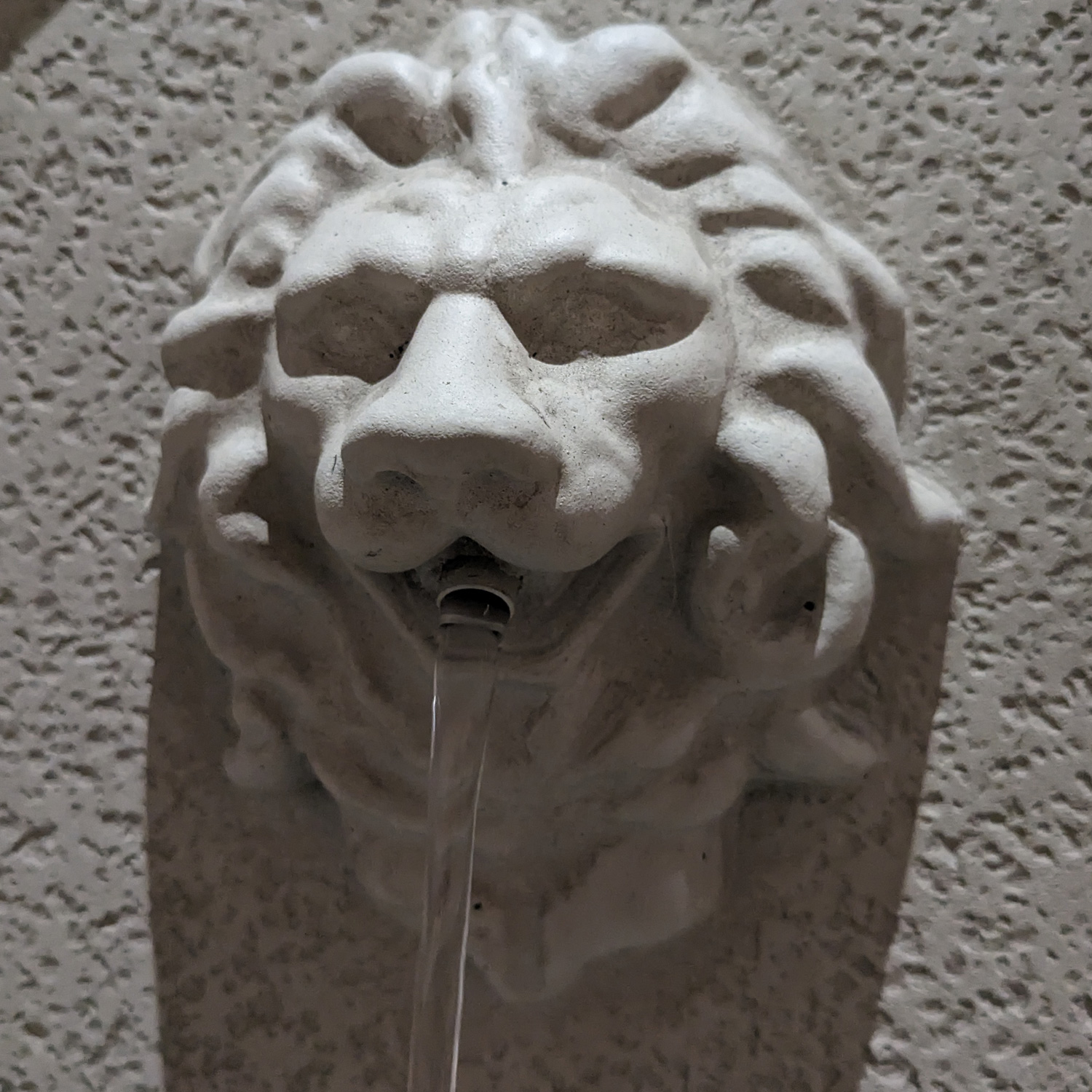 Brunnen mit Löwenkopf - Wand- und Standbrunnen - GRC Beton - H: 54cm - Außen - natur Brunnen mit Löwenkopf - Wand- und Standbrunnen - GRC Beton - H: 54cm - Außen - natur