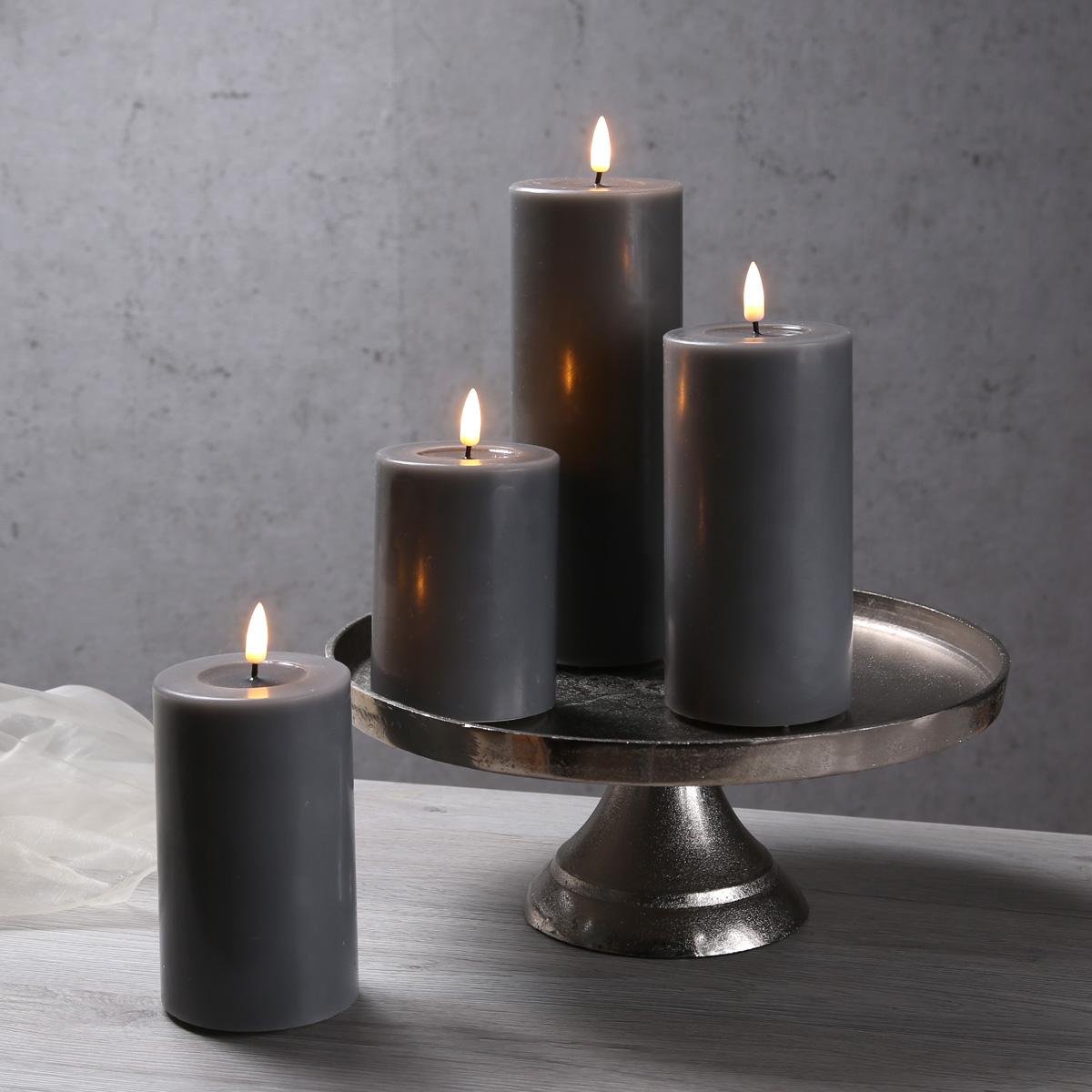 LED Stumpenkerze MIA - Echtwachs - realistische 3D Flamme - H: 10cm - Batteriebetrieb - grau LED Stumpenkerze MIA - Echtwachs - realistische 3D Flamme - H: 10cm - Batteriebetrieb - grau