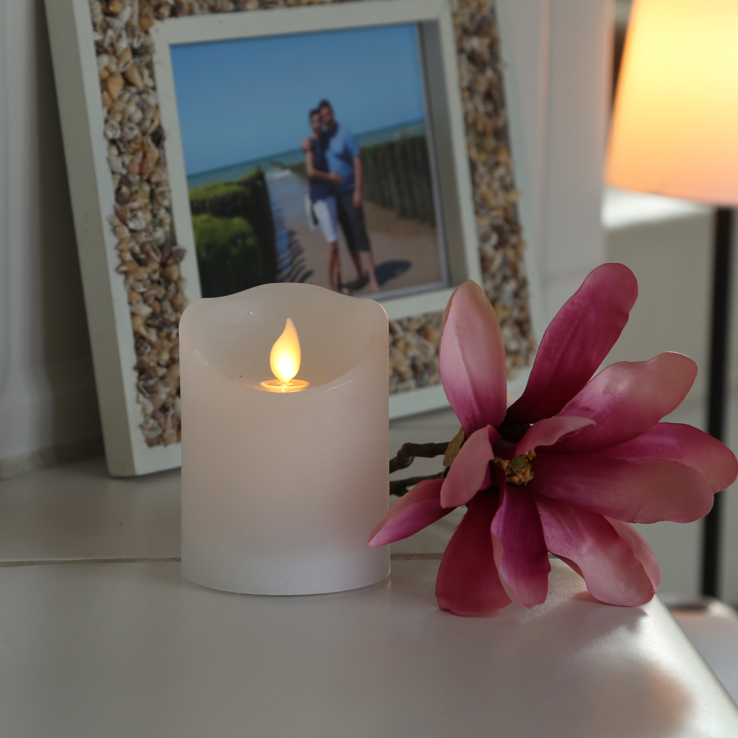 LED Kerze M-TWINKLE - Echtwachs - mechanisch bewegte Flamme - H: 10cm - D: 7,5cm - Timer - weiß LED Kerze M-TWINKLE - Echtwachs - mechanisch bewegte Flamme - H: 10cm - D: 7,5cm - Timer - weiß