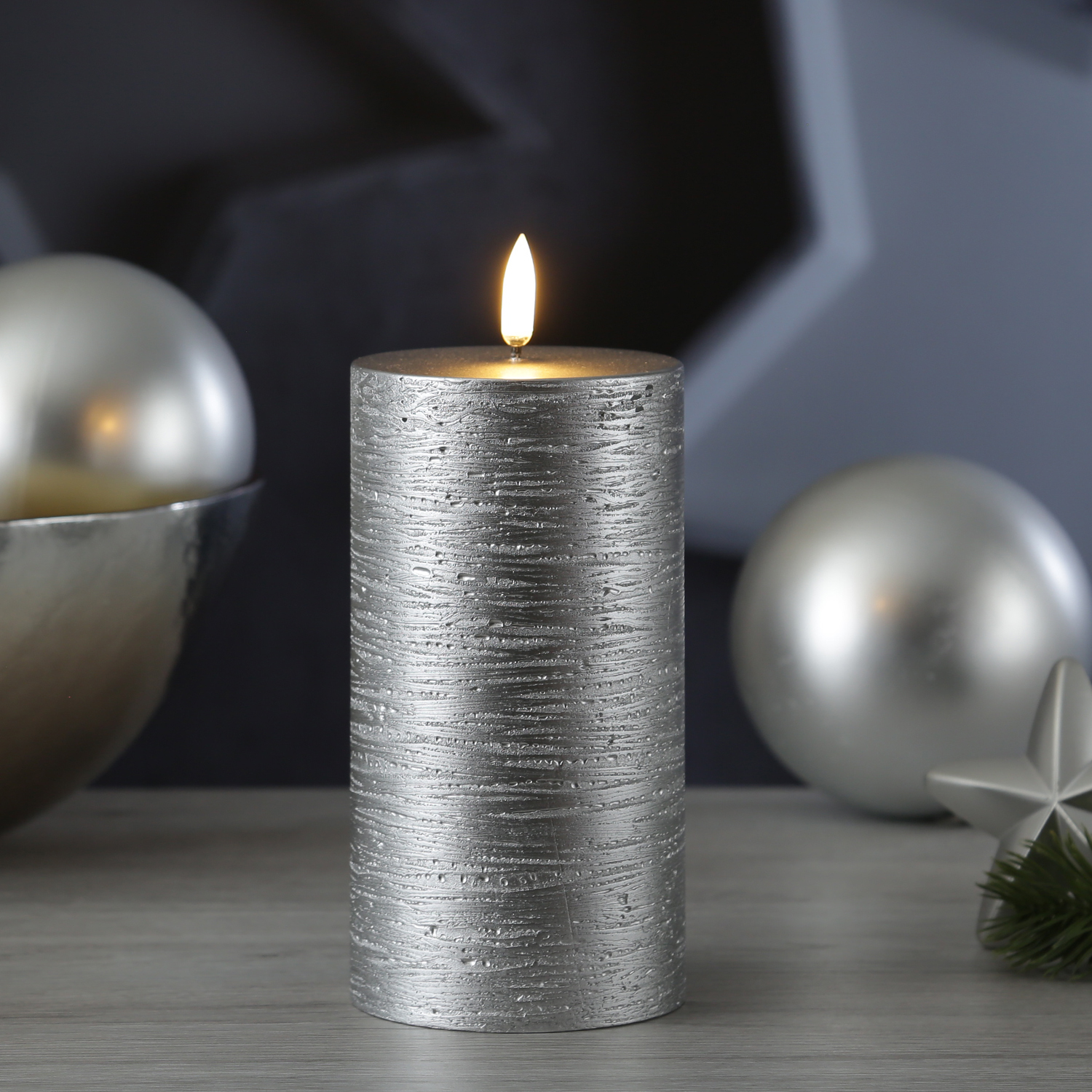 LED Kerze PIA - Rustik-Optik - Echtwachs - H: 15cm - D: 7,8cm - Timer - bis zu 1000 Std. - silber LED Kerze PIA - Rustik-Optik - Echtwachs - H: 15cm - D: 7,8cm - Timer - bis zu 1000 Std. - silber