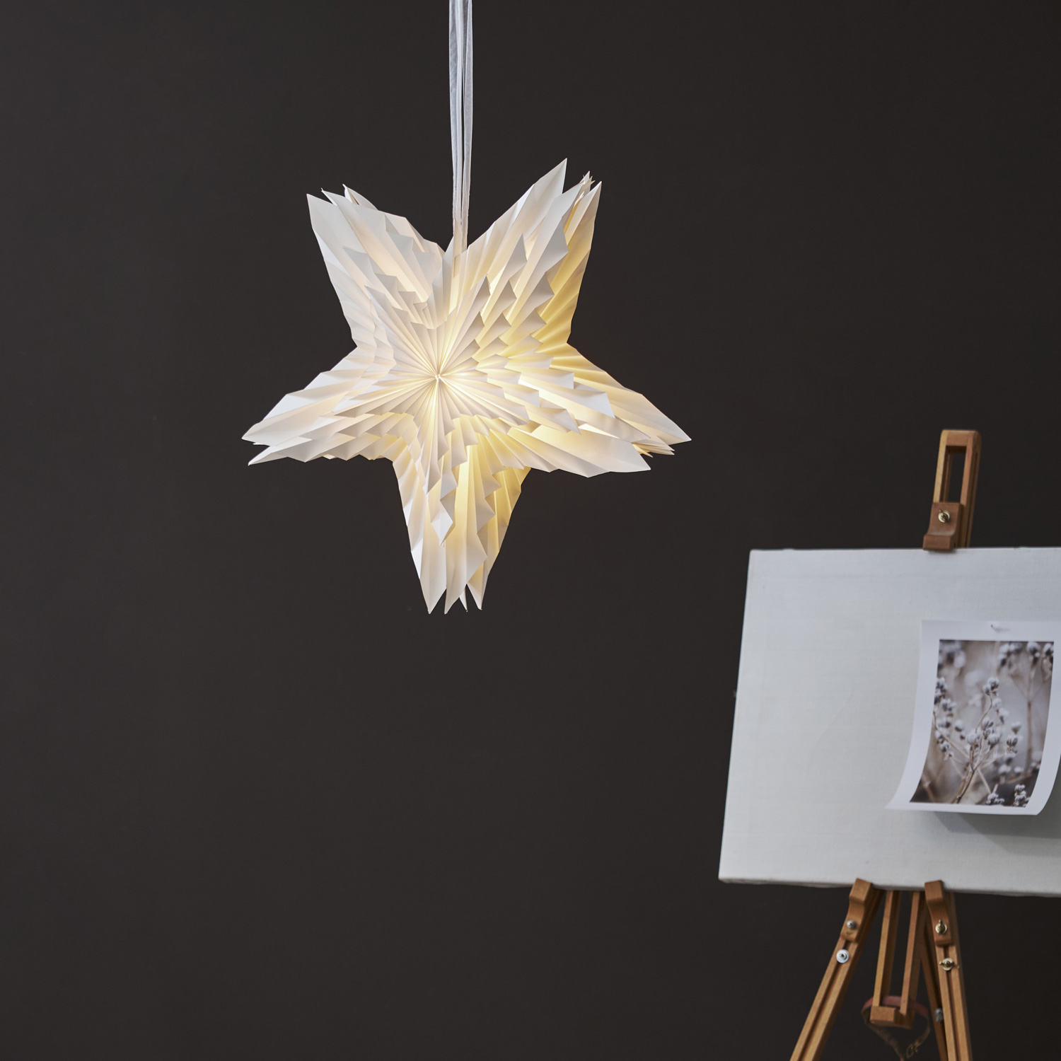 Papierstern WHITE - hängend - 5-zackig - D: 50cm - mit Band - 3-lagig gefaltetes Papier - weiß Papierstern WHITE - hängend - 5-zackig - D: 50cm - mit Band - 3-lagig gefaltetes Papier - weiß