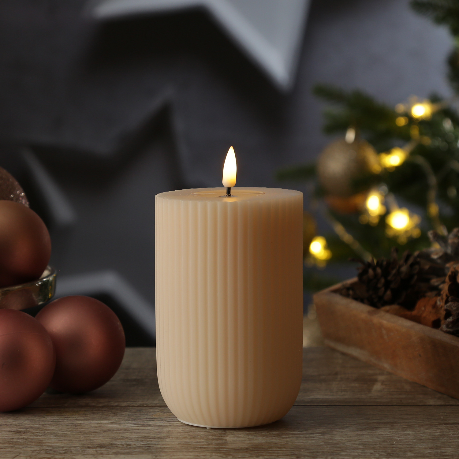 LED Stumpenkerze MIA - gerillt - Echtwachs - 3D Flamme - H: 12,5cm - D: 8cm - creme LED Stumpenkerze MIA - gerillt - Echtwachs - 3D Flamme - H: 12,5cm - D: 8cm - creme