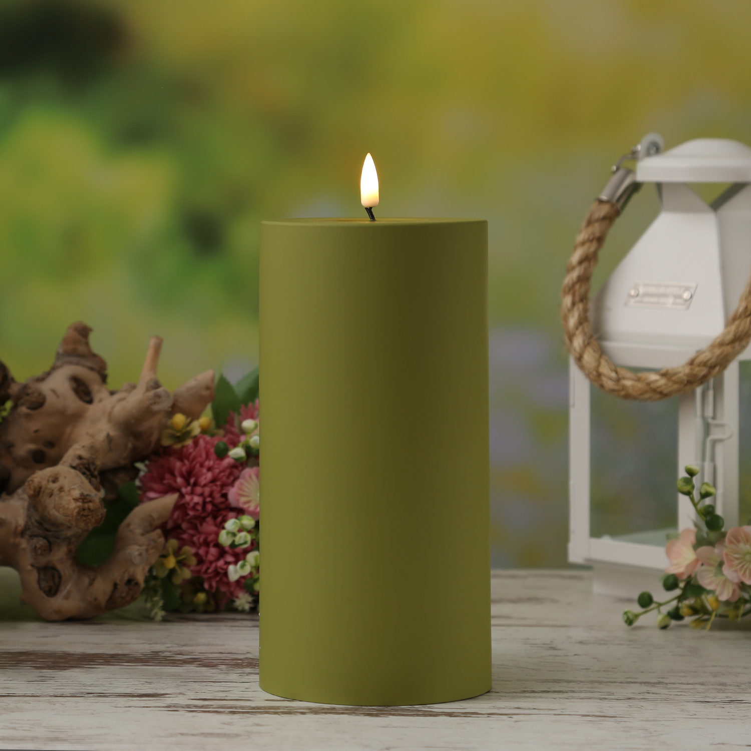 LED Stumpenkerze MIA - Kunststoff - 3D Flamme - H: 20cm - D: 10cm - für Außen - olivgrün LED Stumpenkerze MIA - Kunststoff - 3D Flamme - H: 20cm - D: 10cm - für Außen - olivgrün
