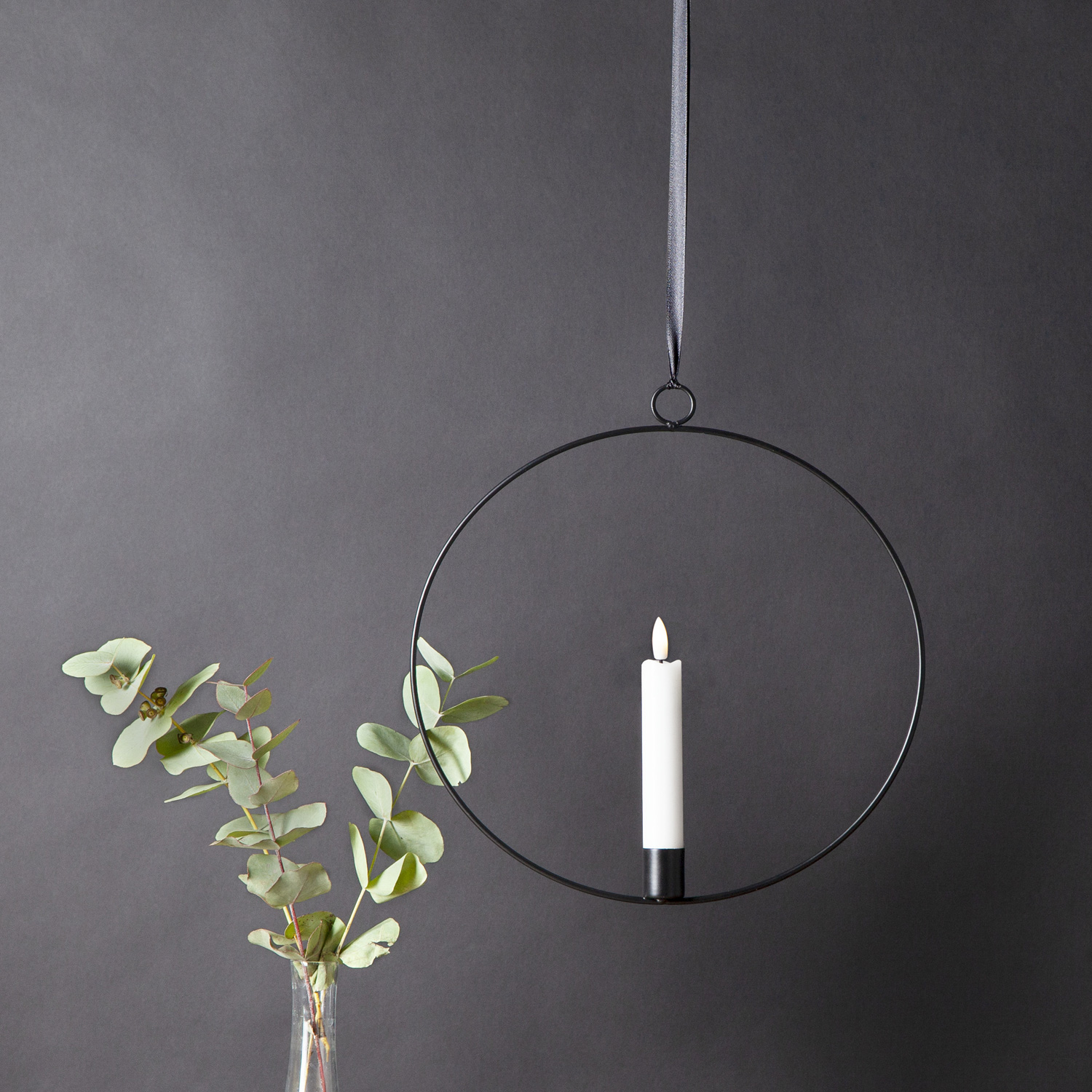 Dekoring mit LED Kerze Flamme - mit Aufhänger - D: 28,5cm - Timer - Batterie - schwarz