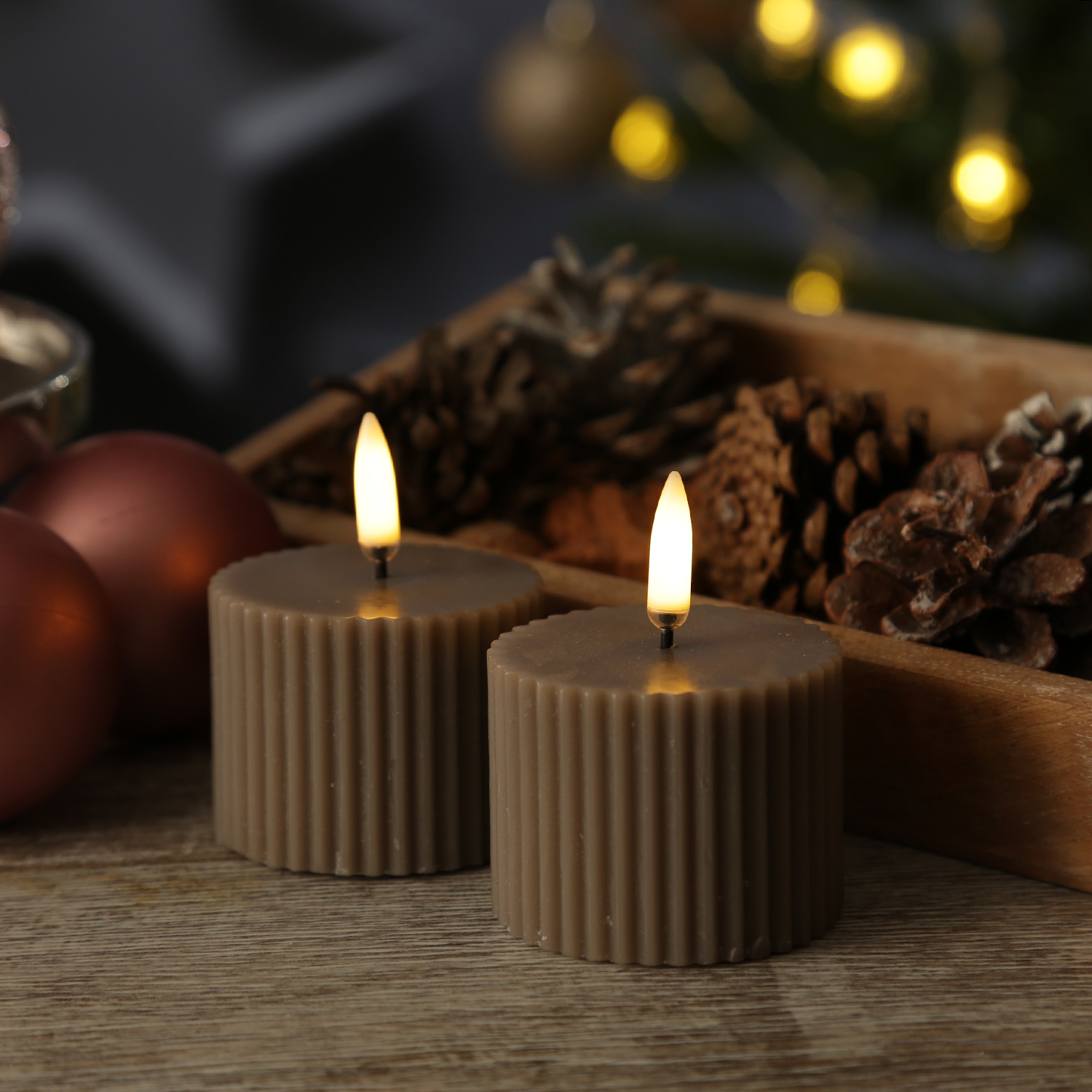 LED Mini Kerzen THEA - mit Rillen - Echtwachs - D: 5,8cm - H: 4,5cm - Timer - sandfarben - 2er Set LED Mini Kerzen THEA - mit Rillen - Echtwachs - D: 5,8cm - H: 4,5cm - Timer - sandfarben - 2er Set