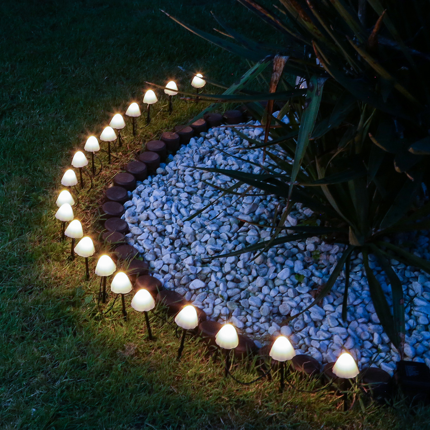 LED Lichterkette Mini Pilze - 20 Gartenstecker mit Erdspießen - 8 Funkt. - Timer - L: 3,8m - weiß LED Lichterkette Mini Pilze - 20 Gartenstecker mit Erdspießen - 8 Funkt. - Timer - L: 3,8m - weiß
