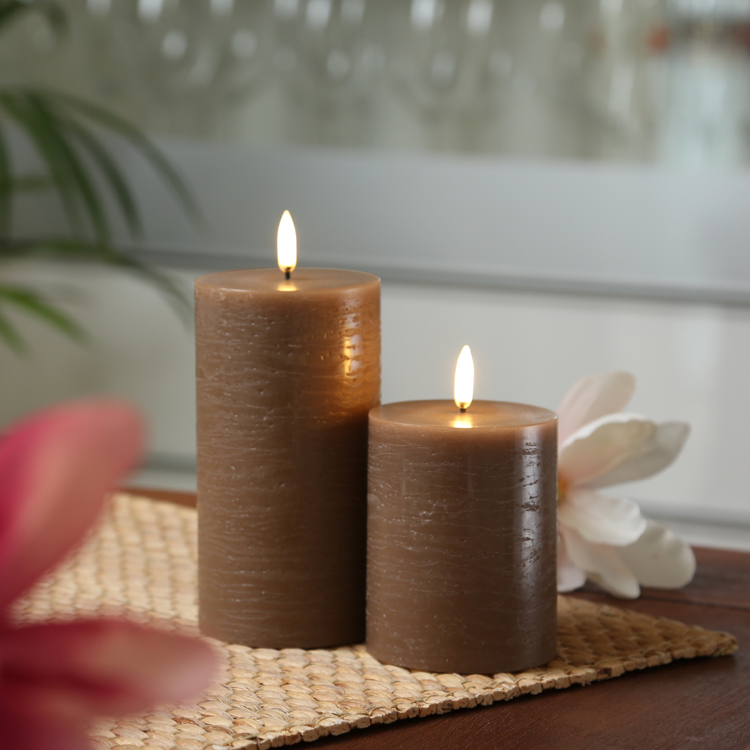 LED Kerze PIA - Rustik-Optik - Echtwachs - H: 15cm - D: 7,8cm - Timer - bis zu 1000 Std. - karamell LED Kerze PIA - Rustik-Optik - Echtwachs - H: 15cm - D: 7,8cm - Timer - bis zu 1000 Std. - karamell