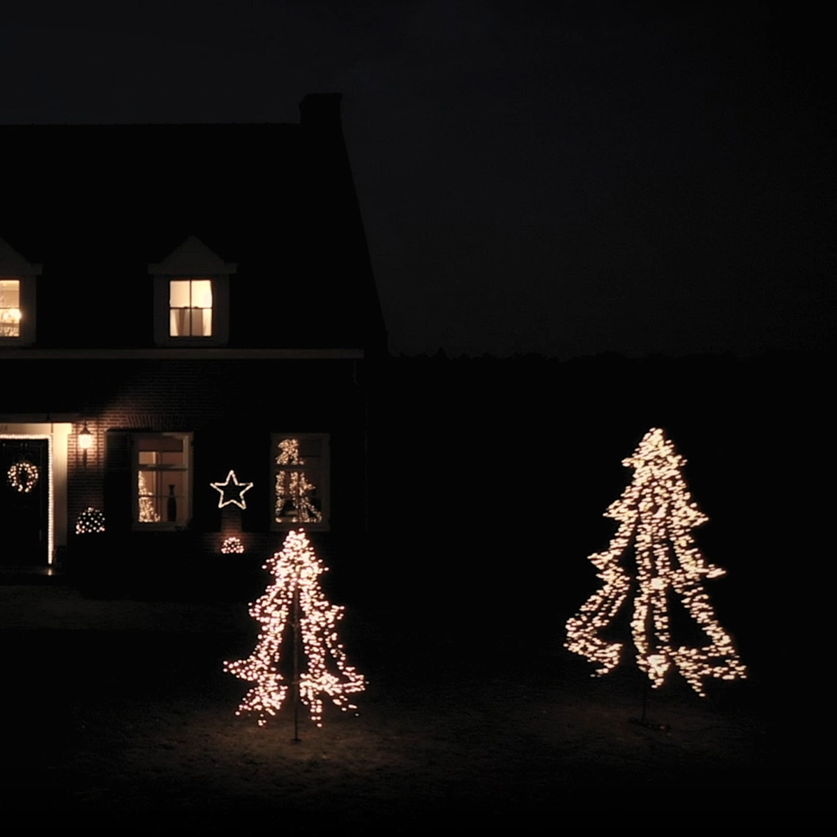 LED Outdoor Weihnachtsbaum - 1800 warmweiße LED - H: 3m - Dimmer - Timer - aufklappbar - schwarz