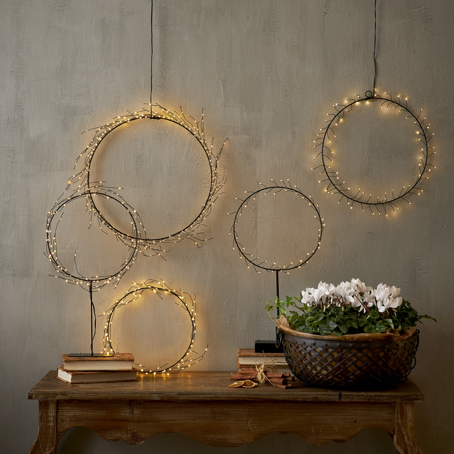 LED Kranz NIKE - stehend - 95 warmweiße LED - H: 43cm - für Innen - schwarz LED Kranz NIKE - stehend - 95 warmweiße LED - H: 43cm - für Innen - schwarz