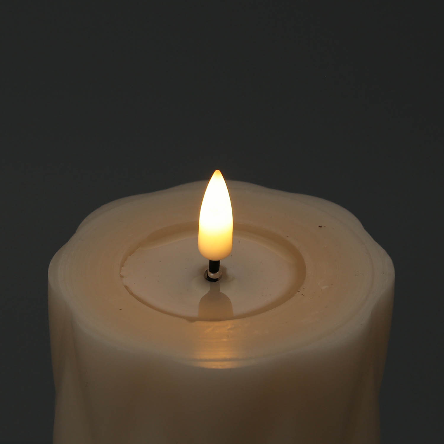 LED Stumpenkerze MIA - Rautenmuster - Echtwachs - 3D Flamme - H: 10cm - D: 7,5cm - creme LED Stumpenkerze MIA - Rautenmuster - Echtwachs - 3D Flamme - H: 10cm - D: 7,5cm - creme