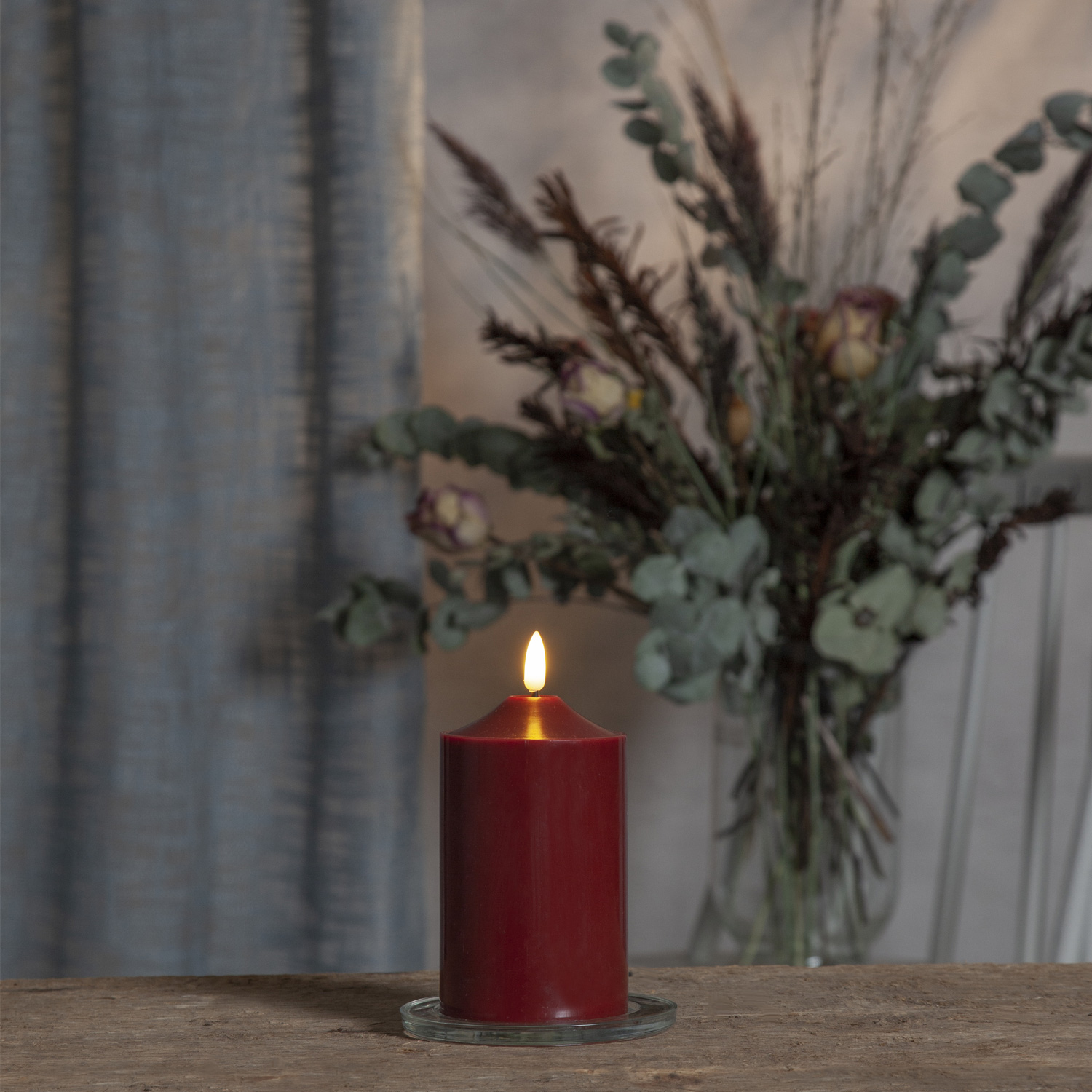 LED Stumpenkerze "Flamme" - Echtwachs - warmweiße LED - H: 15cm, D: 7,5cm - Timer - rot LED Stumpenkerze "Flamme" - Echtwachs - warmweiße LED - H: 15cm, D: 7,5cm - Timer - rot
