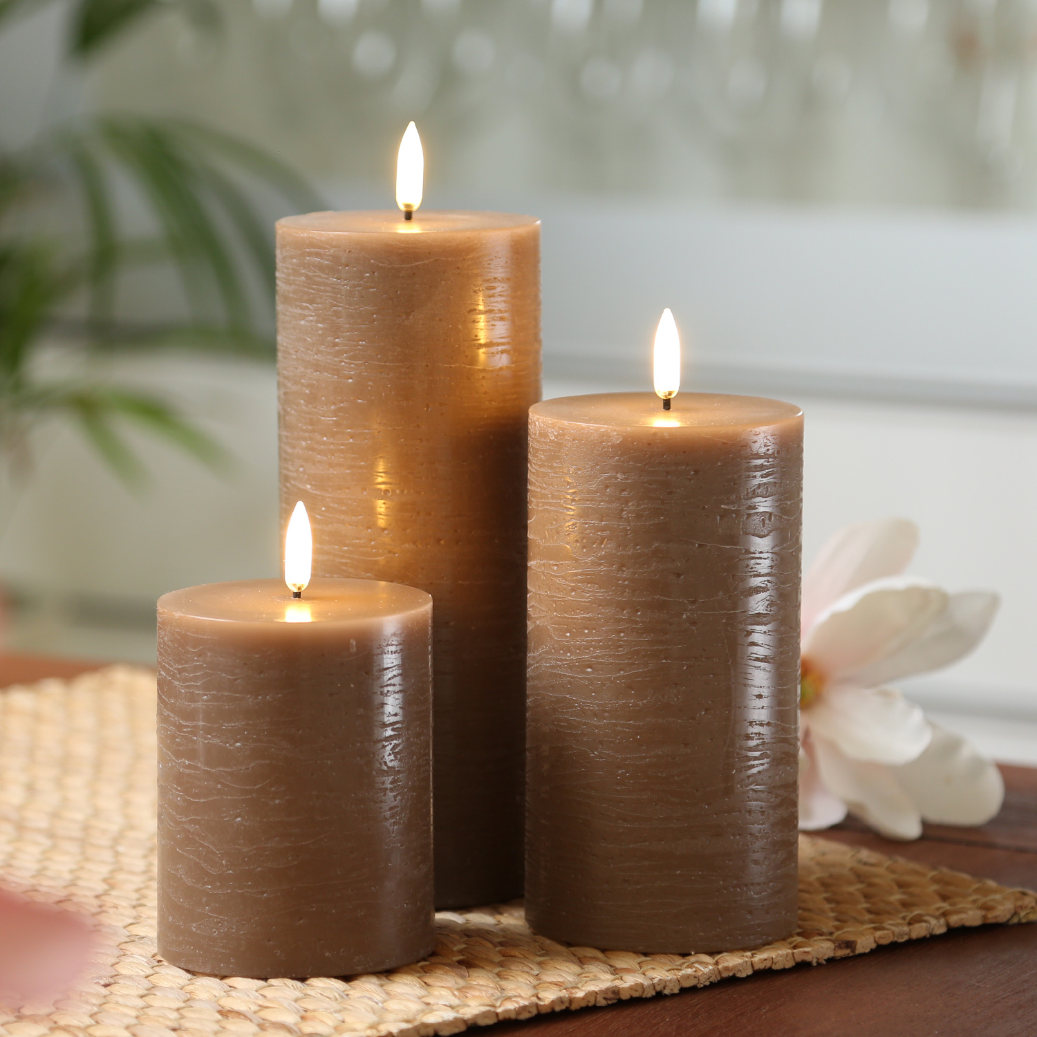 LED Kerze PIA - Rustik-Optik - Echtwachs - H: 15cm - D: 7,8cm - Timer - bis zu 1000 Std. - karamell LED Kerze PIA - Rustik-Optik - Echtwachs - H: 15cm - D: 7,8cm - Timer - bis zu 1000 Std. - karamell