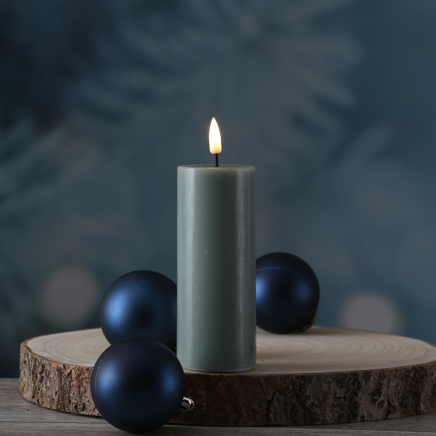 LED Stumpenkerze MIA - Echtwachs - realistische 3D Flamme - H: 12,5cm - D: 5cm - salbeigrün LED Stumpenkerze MIA - Echtwachs - realistische 3D Flamme - H: 12,5cm - D: 5cm - salbeigrün