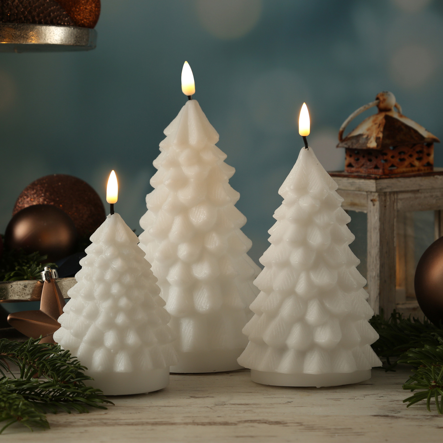 LED Kerze Tannenbaum - Echtwachs - flackernde 3D Flamme - H: 11cm - D: 8cm - weiß LED Kerze Tannenbaum - Echtwachs - flackernde 3D Flamme - H: 11cm - D: 8cm - weiß