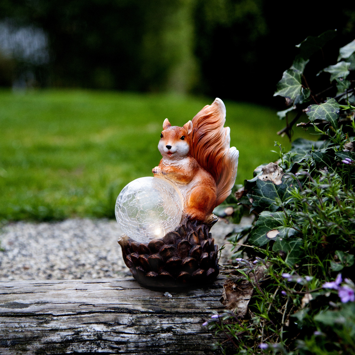 LED Solar Gartenfigur "Eichhörnchen mit Lichtkugel" - warmweiße LED in Glaskugel - Lichtsensor LED Solar Gartenfigur "Eichhörnchen mit Lichtkugel" - warmweiße LED in Glaskugel - Lichtsensor