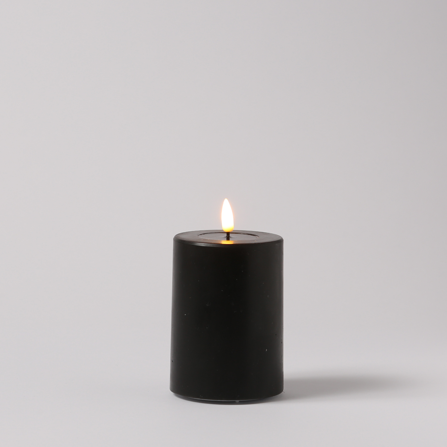 LED Stumpenkerze MIA - Echtwachs - realistische 3D Flamme - H: 10cm - Batteriebetrieb - schwarz LED Stumpenkerze MIA - Echtwachs - realistische 3D Flamme - H: 10cm - Batteriebetrieb - schwarz