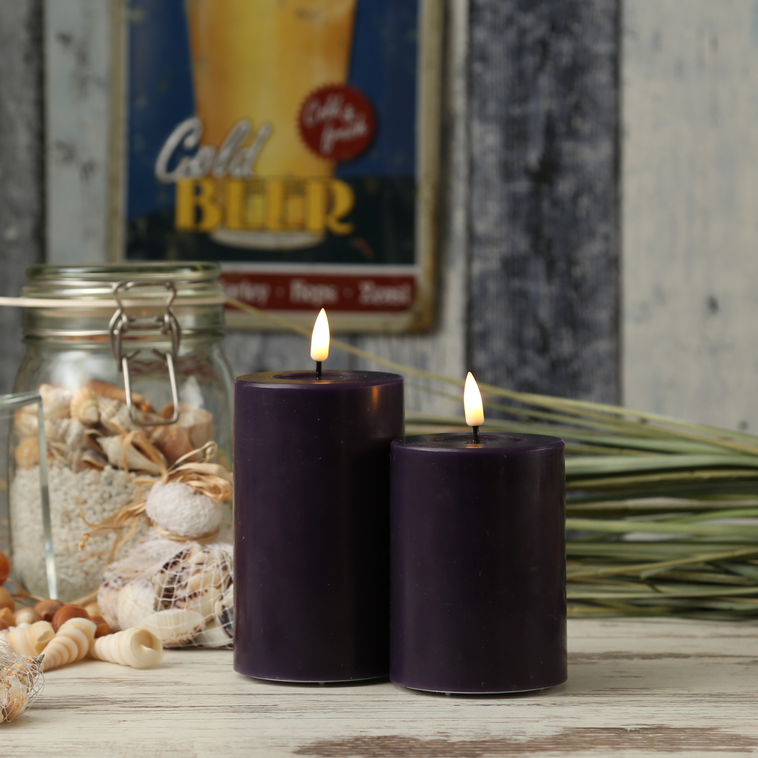 LED Stumpenkerze MIA - Echtwachs - realistische 3D Flamme - H: 12,5cm - D: 7,5cm - dunkellila LED Stumpenkerze MIA - Echtwachs - realistische 3D Flamme - H: 12,5cm - D: 7,5cm - dunkellila