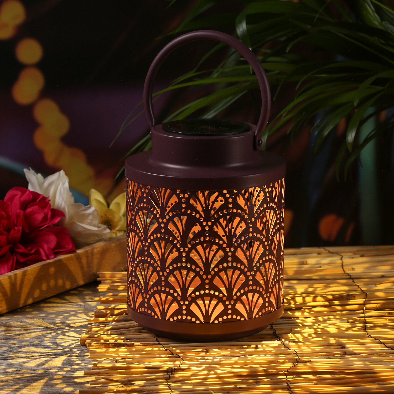 LED Solar Laterne - Fächer Muster - hängend und stehend - H: 19cm - Lichtsensor - für Außen - lila LED Solar Laterne - Fächer Muster - hängend und stehend - H: 19cm - Lichtsensor - für Außen - lila