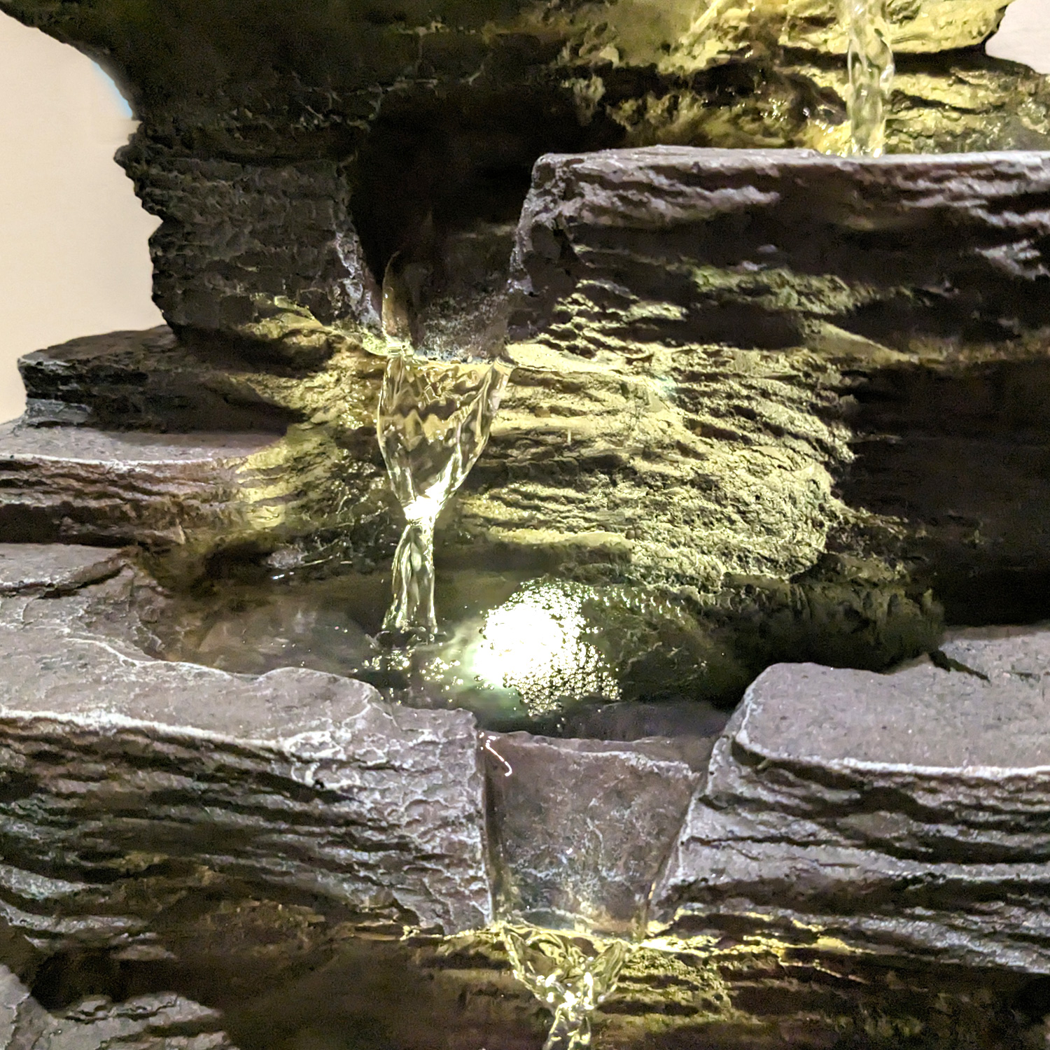 Brunnen - Gartenbrunnen - Polyresin - 3 warmweiße LED - H: 39cm - Außen - natur
