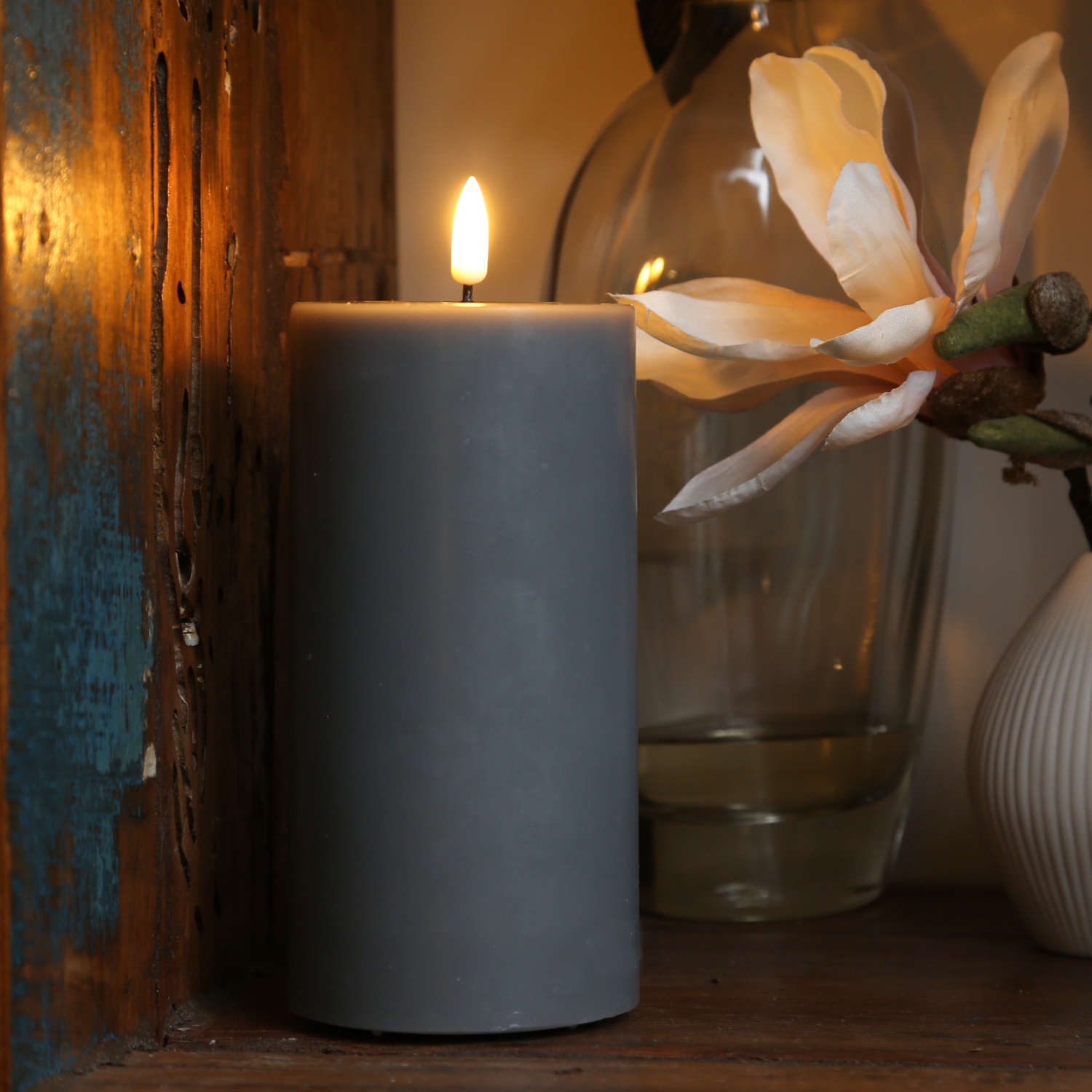 LED Stumpenkerze MIA - Echtwachs - realistische 3D Flamme - H: 15cm - Batteriebetrieb - grau LED Stumpenkerze MIA - Echtwachs - realistische 3D Flamme - H: 15cm - Batteriebetrieb - grau