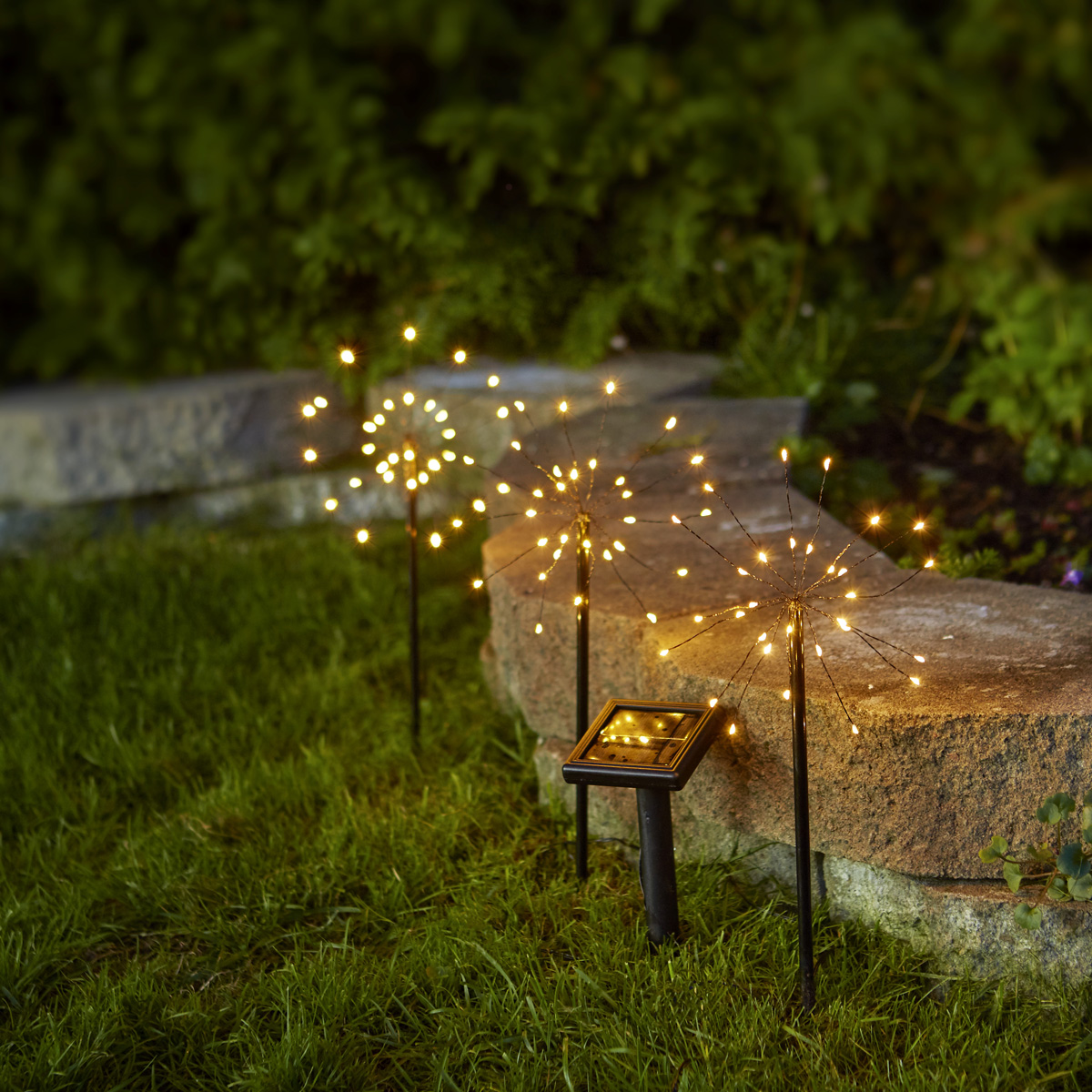 LED Solar "Feuerwerk" - 3 schwarze Spieße mit je 30 warmweißen LED - H: 40cm - Dämerungssensor LED Solar "Feuerwerk" - 3 schwarze Spieße mit je 30 warmweißen LED - H: 40cm - Dämerungssensor