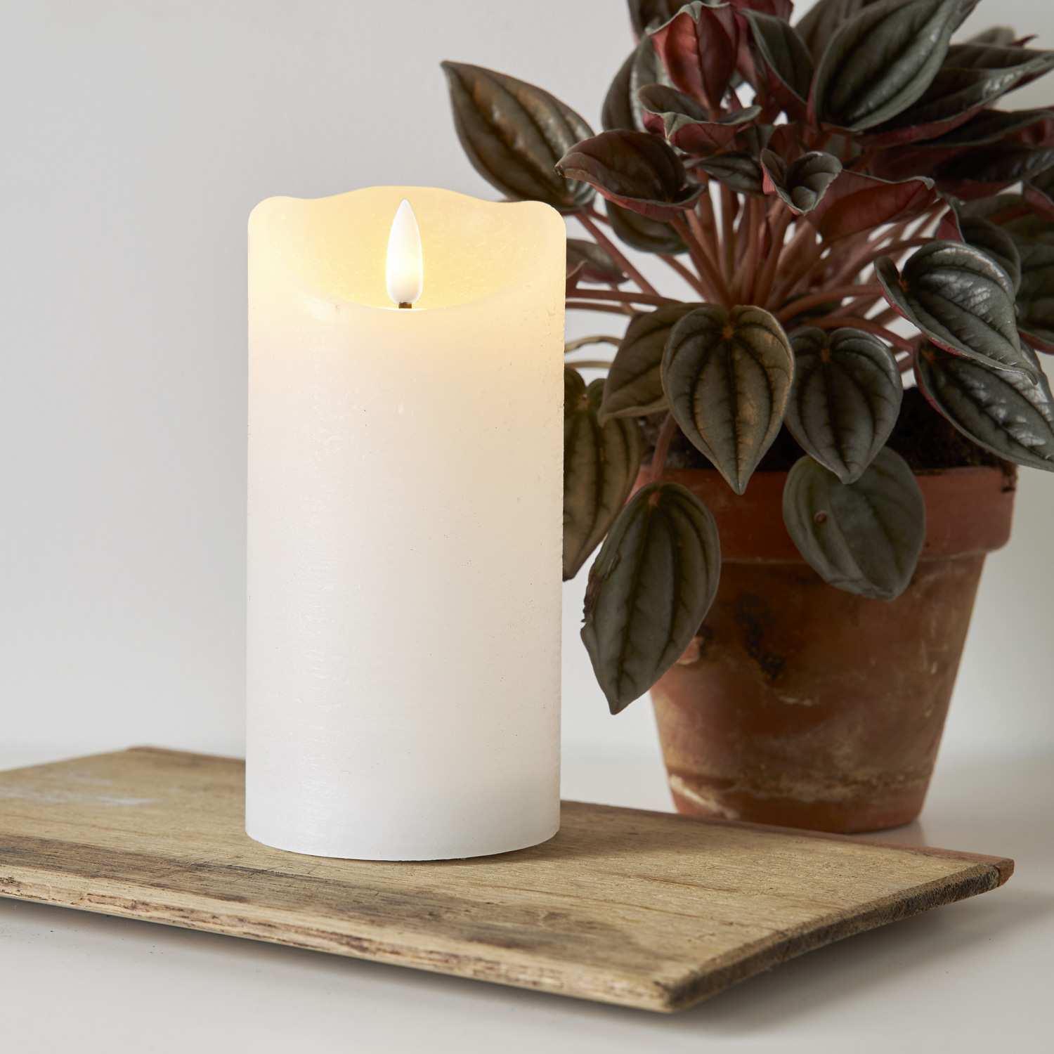 LED Stumpenkerze RUSTIC - Echtwachs - warmweiße 3D Flamme - H: 15cm - Batterie - Timer - weiß LED Stumpenkerze RUSTIC - Echtwachs - warmweiße 3D Flamme - H: 15cm - Batterie - Timer - weiß