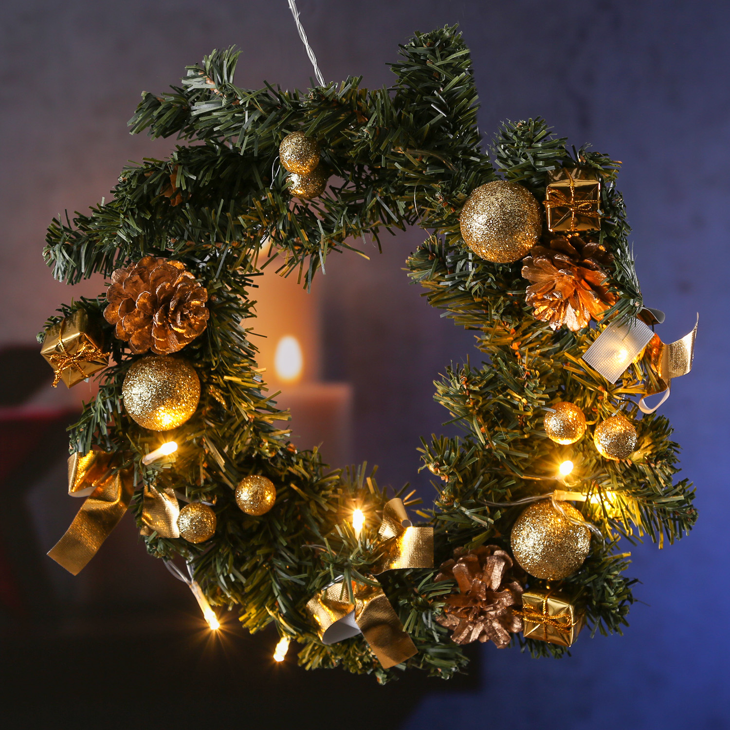 LED Tannenkranz mit Deko - Türkranz - D: 30cm - 10 warmweiße LED - Batterie - für Innen - gold LED Tannenkranz mit Deko - Türkranz - D: 30cm - 10 warmweiße LED - Batterie - für Innen - gold