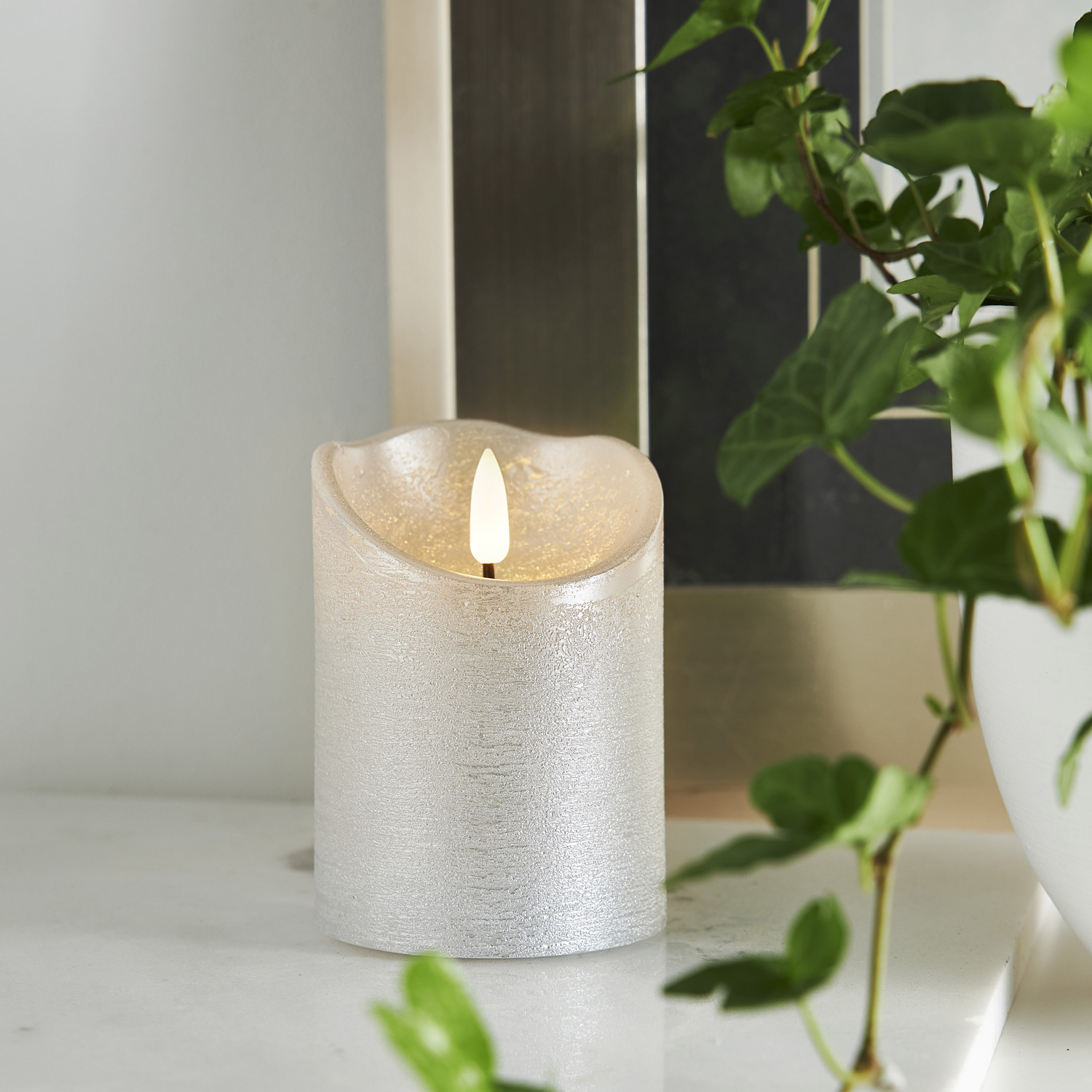 LED Stumpenkerze RUSTIC - Echtwachs - warmweiße 3D Flamme - H: 10cm - Batterie - Timer - silber LED Stumpenkerze RUSTIC - Echtwachs - warmweiße 3D Flamme - H: 10cm - Batterie - Timer - silber