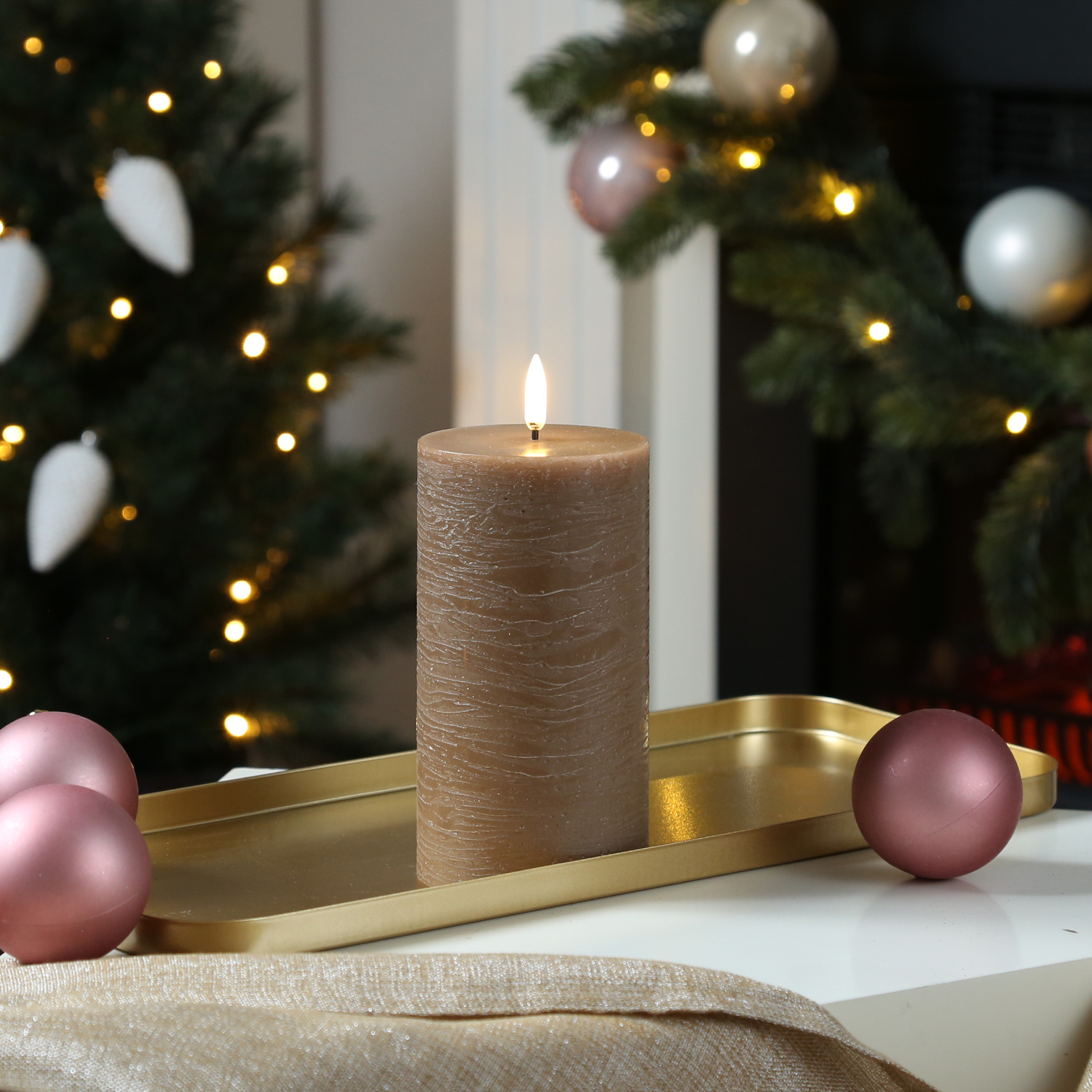 LED Kerze PIA - Rustik-Optik - Echtwachs - H: 15cm - D: 7,8cm - Timer - bis zu 1000 Std. - karamell LED Kerze PIA - Rustik-Optik - Echtwachs - H: 15cm - D: 7,8cm - Timer - bis zu 1000 Std. - karamell