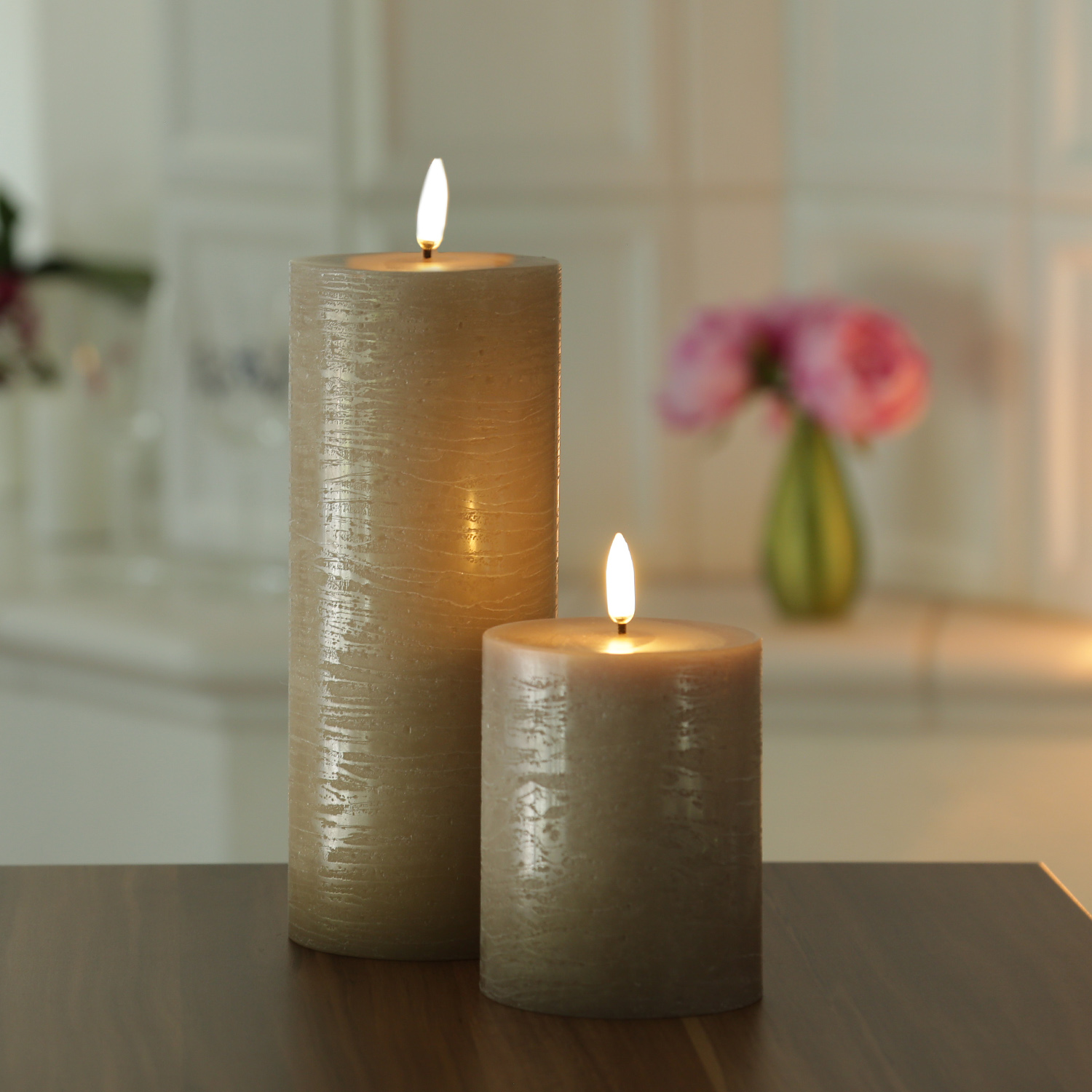 LED Kerze PIA - Rustik-Optik - Echtwachs - H: 20cm - D: 7,8cm - Timer - bis zu 1000 Std. - beige LED Kerze PIA - Rustik-Optik - Echtwachs - H: 20cm - D: 7,8cm - Timer - bis zu 1000 Std. - beige