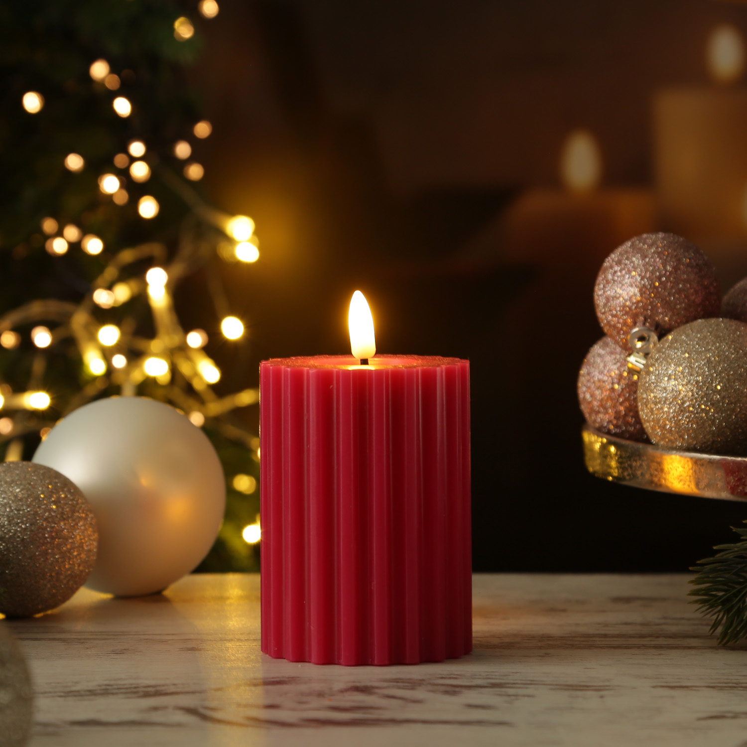 LED Kerze LIV - gerillt - Echtwachs - warmweiße 3D Flamme - H: 12cm - D: 7,5cm - Timer - beerenrot LED Kerze LIV - gerillt - Echtwachs - warmweiße 3D Flamme - H: 12cm - D: 7,5cm - Timer - beerenrot