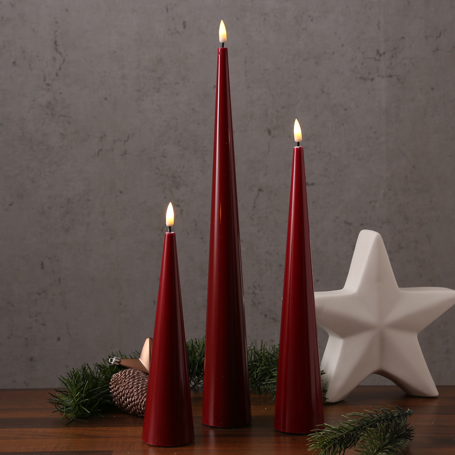 LED Kegelkerze LEA - Echtwachs - realistische 3D Flamme - H: 20cm - Batteriebetrieb - bordeauxrot LED Kegelkerze LEA - Echtwachs - realistische 3D Flamme - H: 20cm - Batteriebetrieb - bordeauxrot