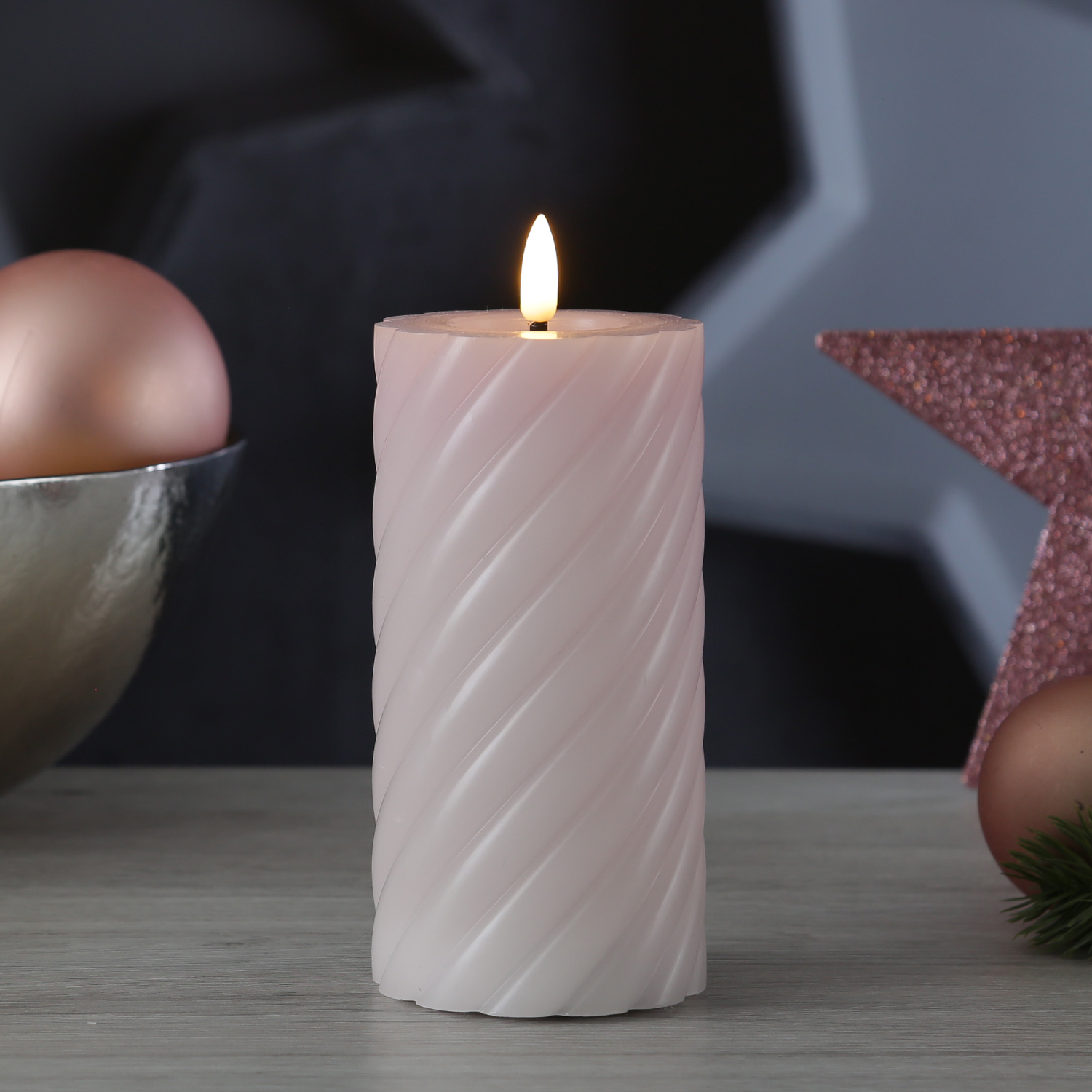 LED Stumpenkerze TWIST - Echtwachs - warmweiße 3D Flamme - H: 17,5cm - Batterie - Timer - flieder LED Stumpenkerze TWIST - Echtwachs - warmweiße 3D Flamme - H: 17,5cm - Batterie - Timer - flieder