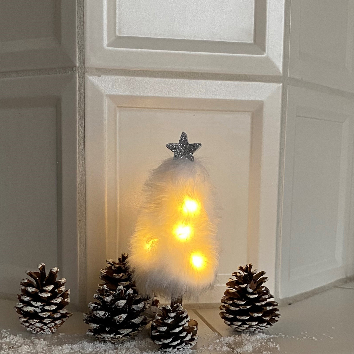 LED Dekobaum PLÜSCH - Holz - Plüschfell - warmweiße LED - Sternspitze - H: 19,5cm - Batterie - weiß LED Dekobaum PLÜSCH - Holz - Plüschfell - warmweiße LED - Sternspitze - H: 19,5cm - Batterie - weiß