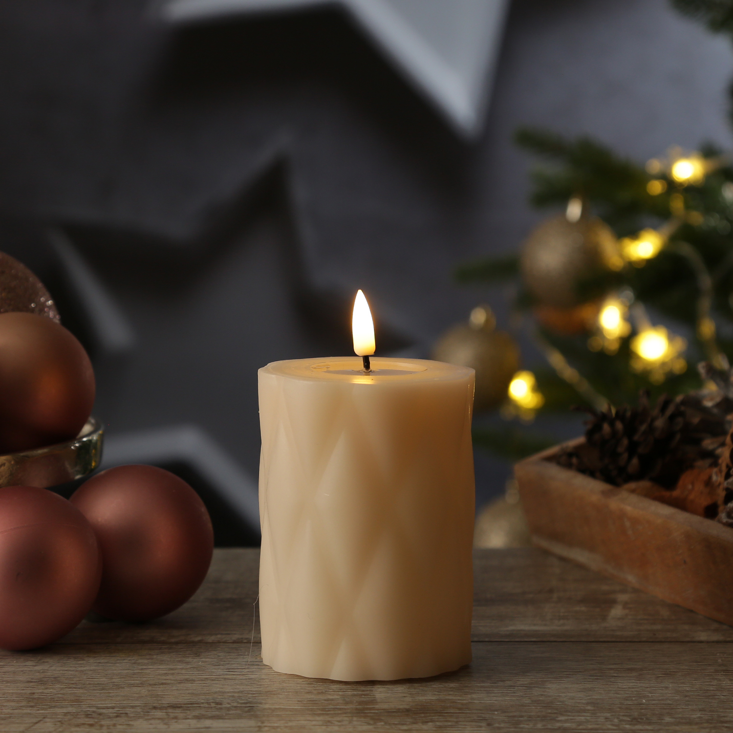 LED Stumpenkerze MIA - Rautenmuster - Echtwachs - 3D Flamme - H: 10cm - D: 7,5cm - creme LED Stumpenkerze MIA - Rautenmuster - Echtwachs - 3D Flamme - H: 10cm - D: 7,5cm - creme