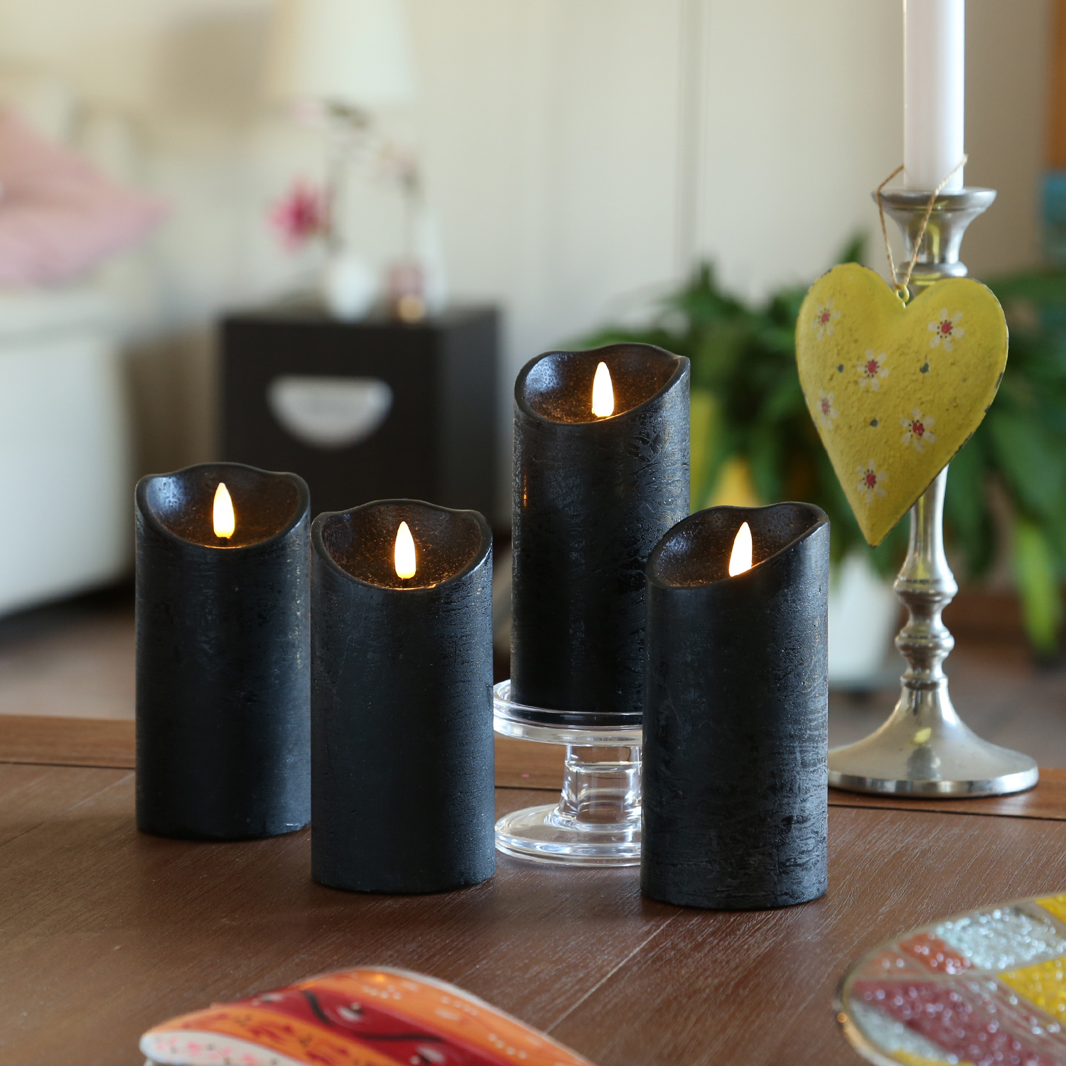 LED Stumpenkerzen RUSTIC - Echtwachs - warmweiße 3D Flamme - H: 15cm - Timer - schwarz - 4er Set LED Stumpenkerzen RUSTIC - Echtwachs - warmweiße 3D Flamme - H: 15cm - Timer - schwarz - 4er Set