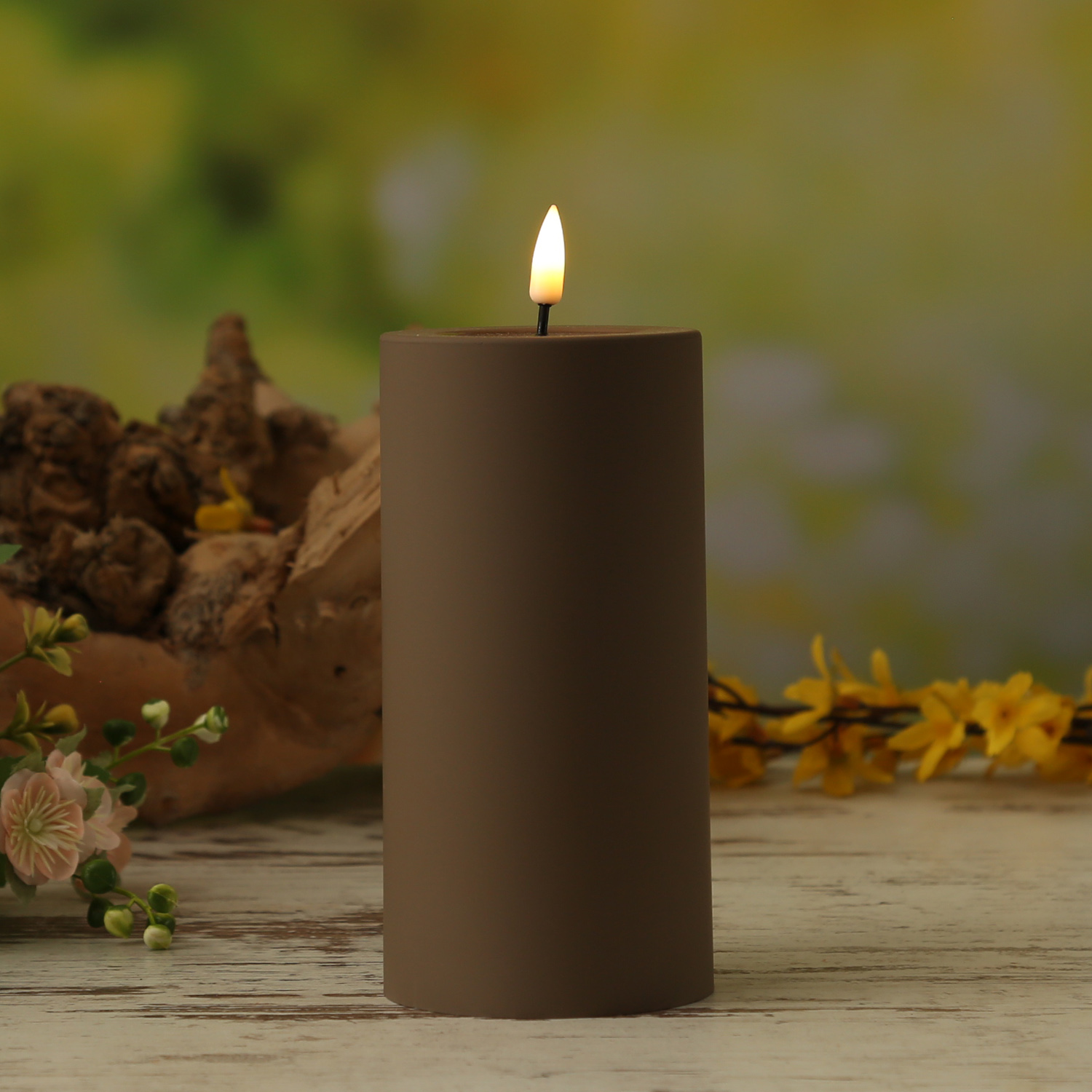 LED Stumpenkerze MIA - Kunststoff - 3D Flamme - H: 15cm - D: 7,5cm - für Außen - mokka/braun LED Stumpenkerze MIA - Kunststoff - 3D Flamme - H: 15cm - D: 7,5cm - für Außen - mokka/braun