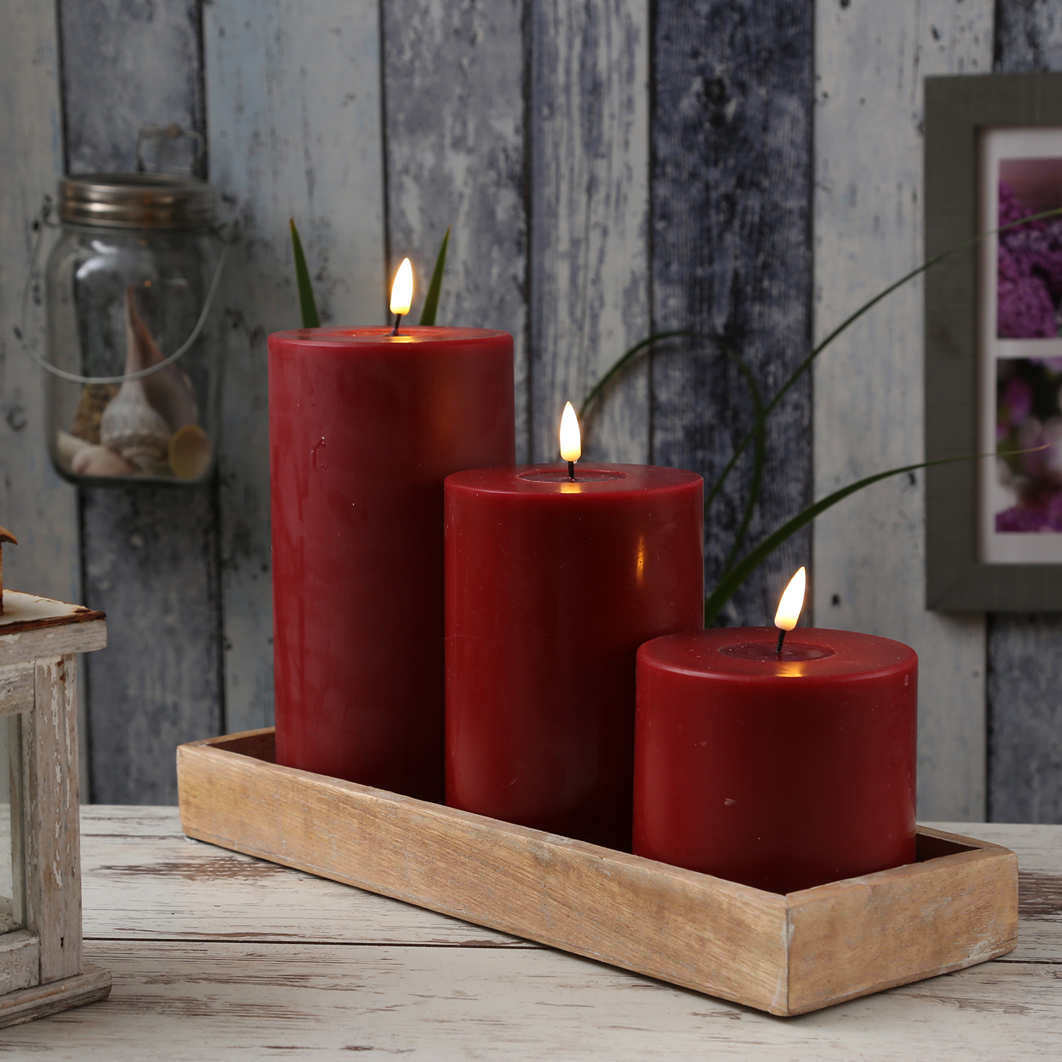 LED Stumpenkerze MIA - Echtwachs - realistische 3D Flamme - H: 20cm - D: 10cm - bordeauxrot LED Stumpenkerze MIA - Echtwachs - realistische 3D Flamme - H: 20cm - D: 10cm - bordeauxrot